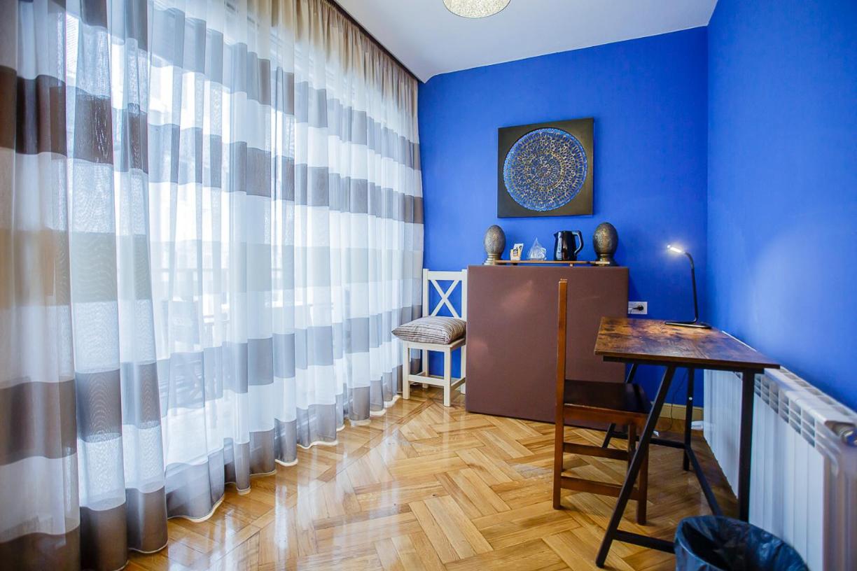 Superior Family Room - Photo 7