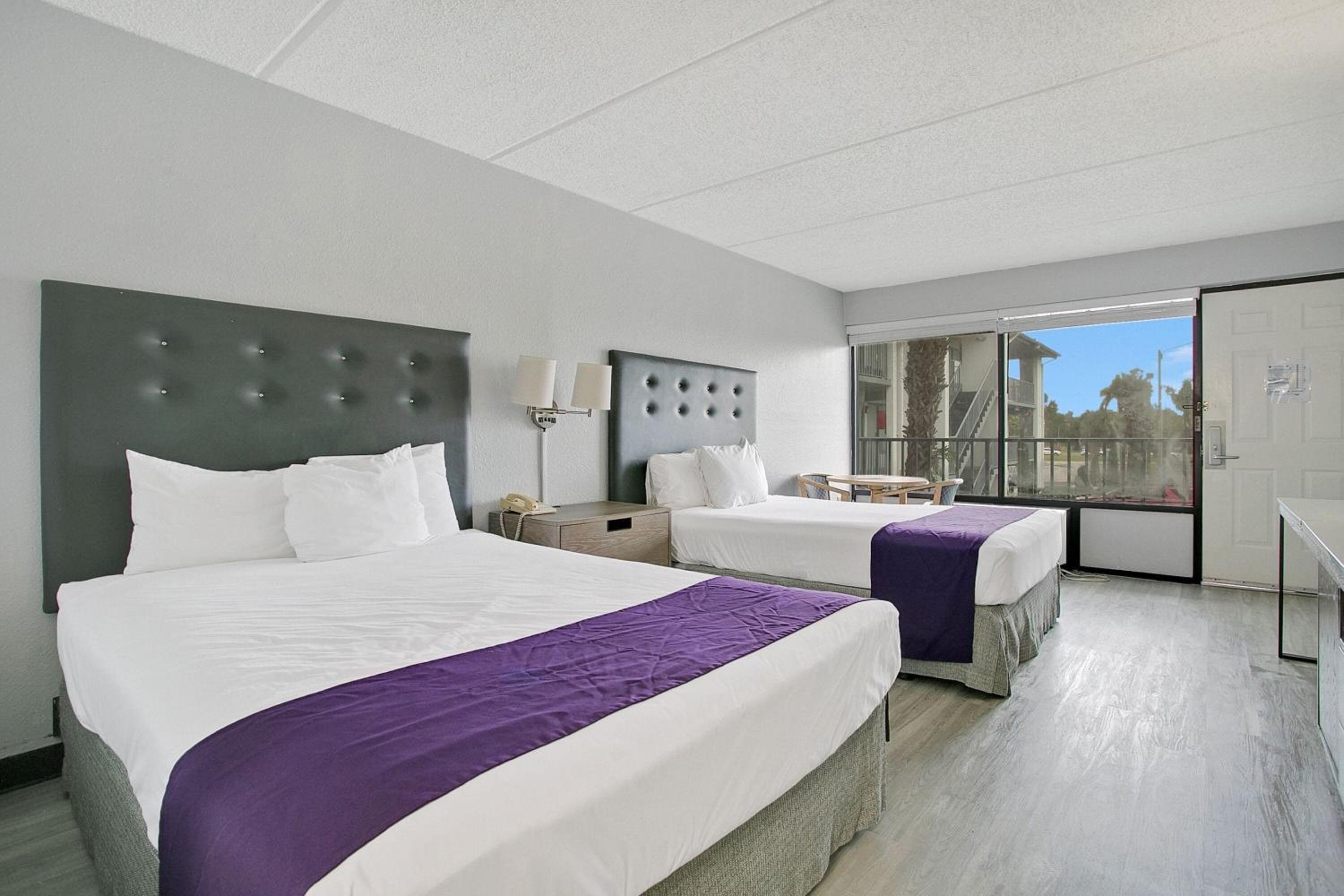 Queen Room with Two Queen Beds - Non-Smoking - Photo 3