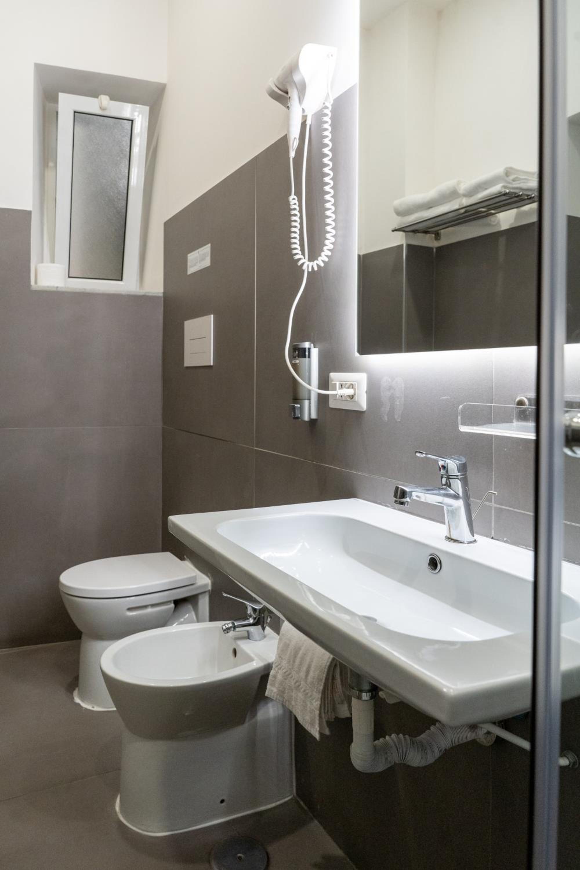 Standard Double Room thumbnail 6