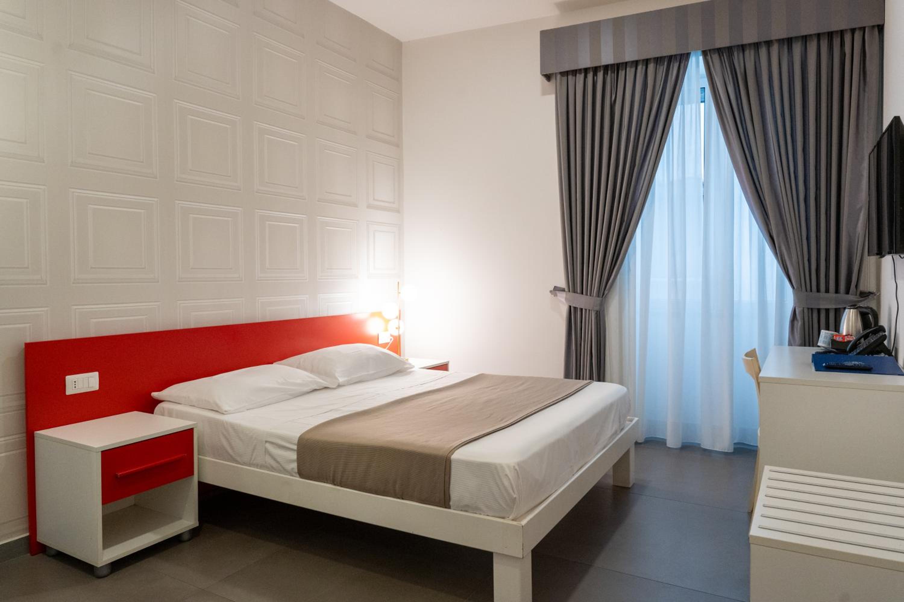 Standard Double Room thumbnail 5
