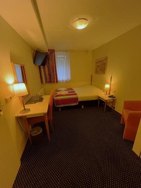 Kleine Budget kamer met douche in het souterrain