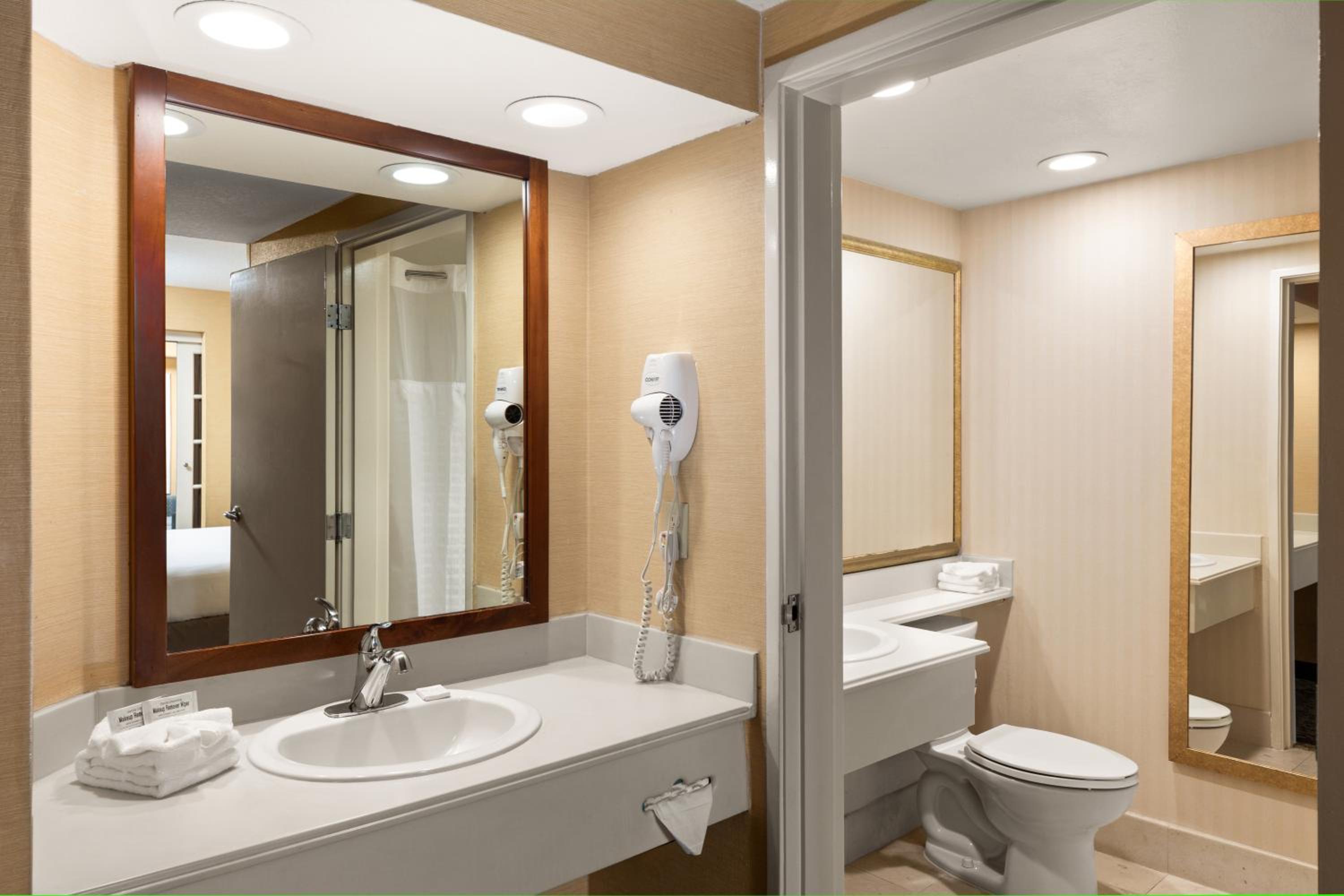 Deluxe Queen Room with Two Queen Beds - Photo 2