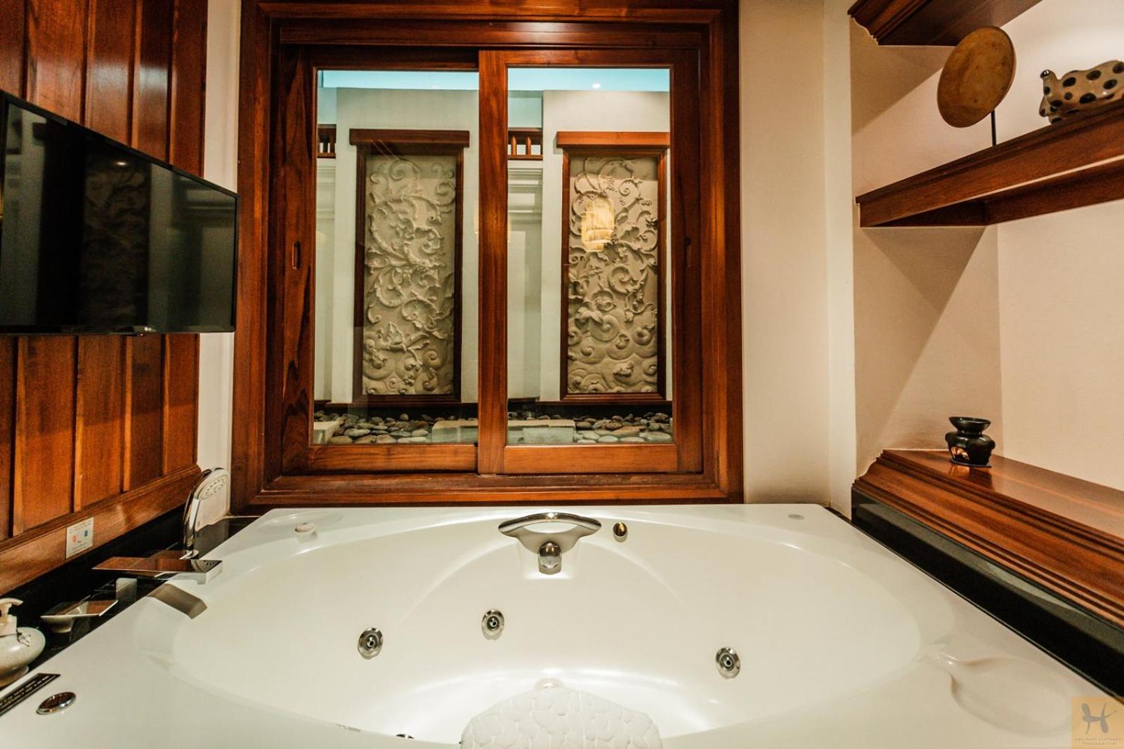 Executive Suite - Photo 6