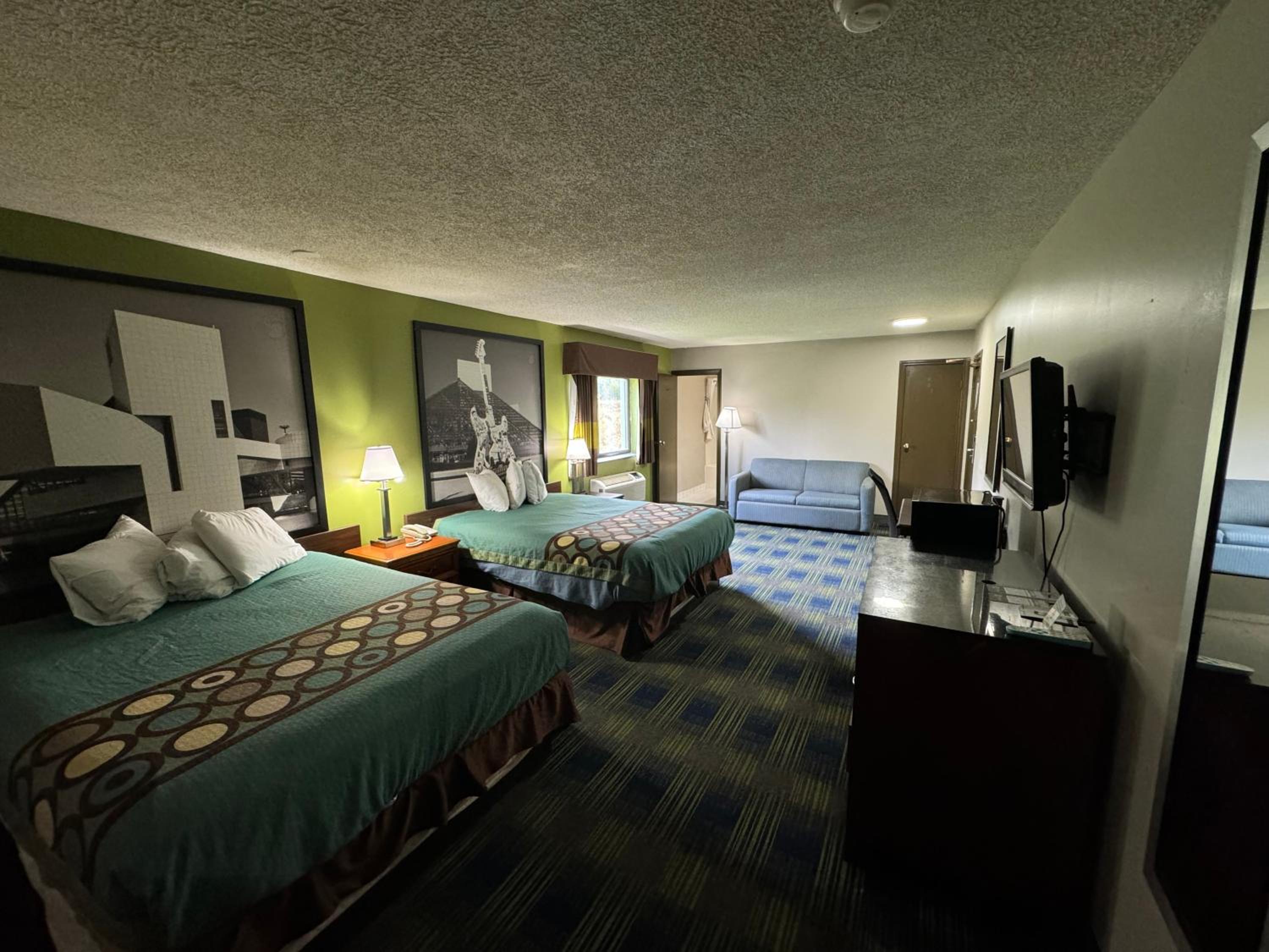 Deluxe Queen Suite