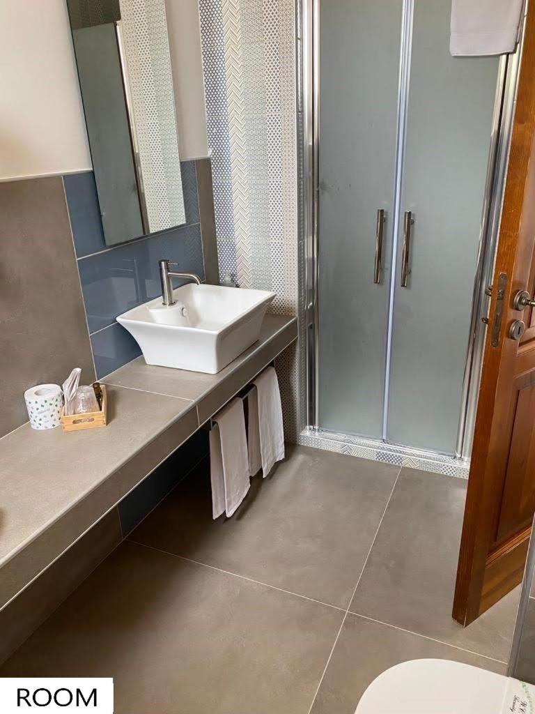 Double or Twin Room - Photo 4