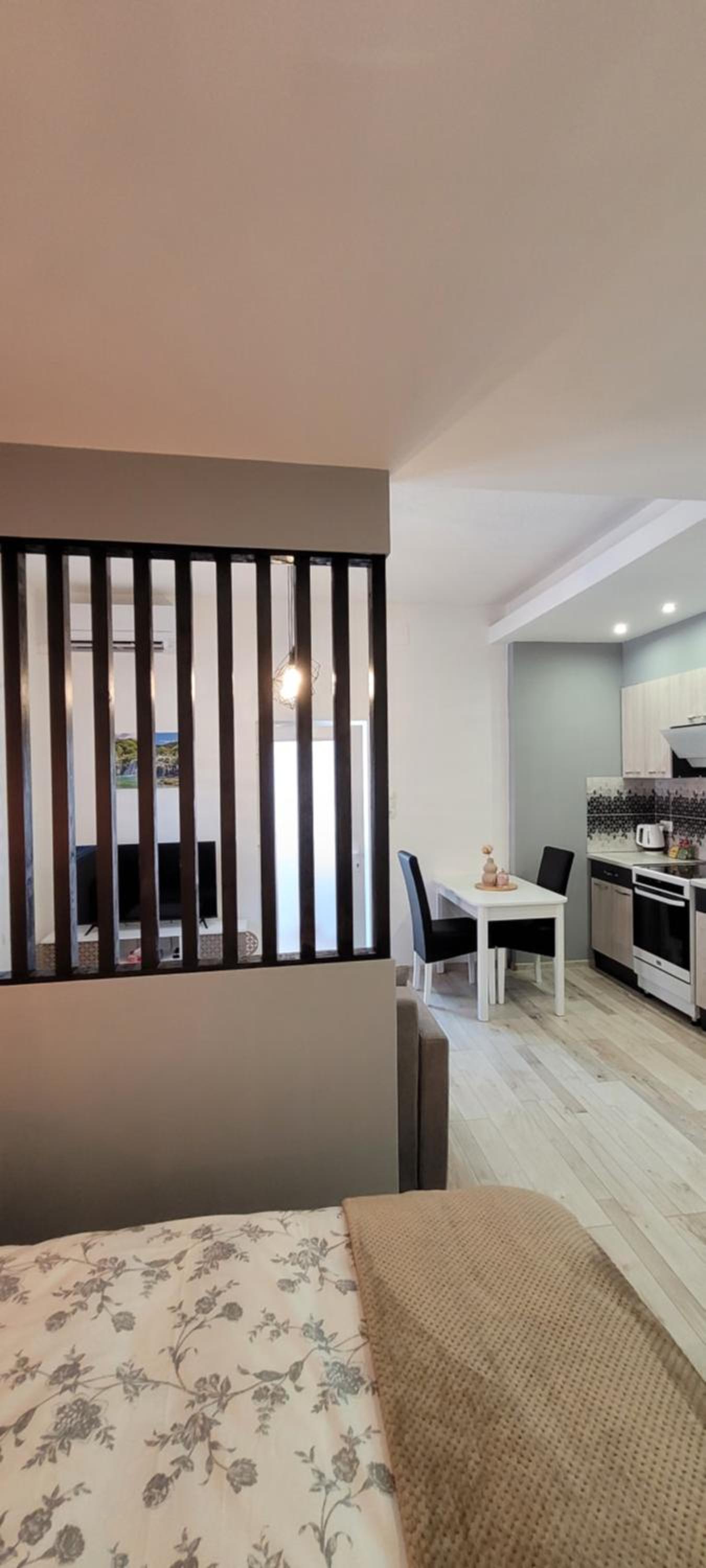 One-Bedroom Apartment photo 1