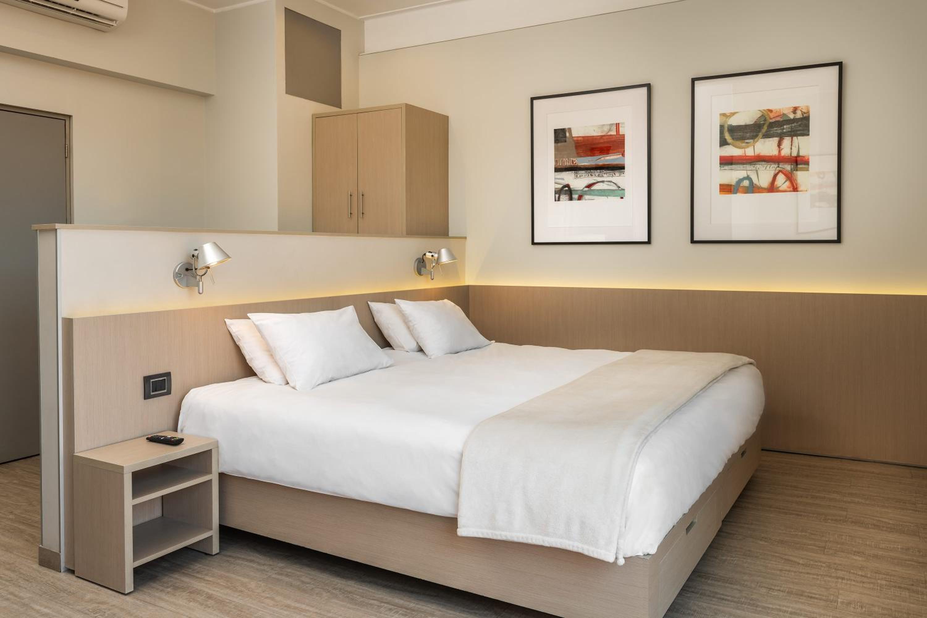 Hotel Novapark Santiago — King Room with Balcony