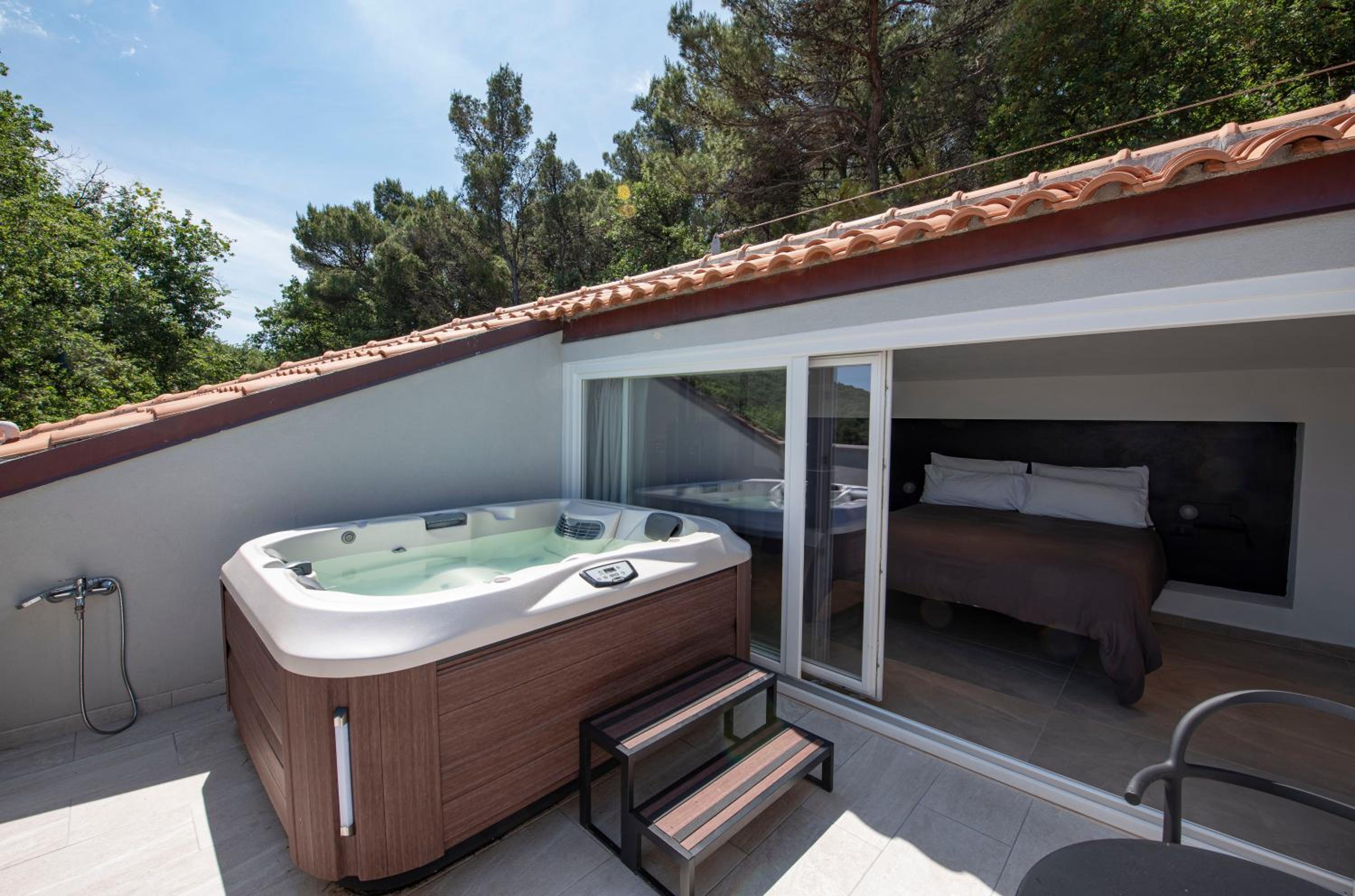Queen Suite with Spa Bath photo 2