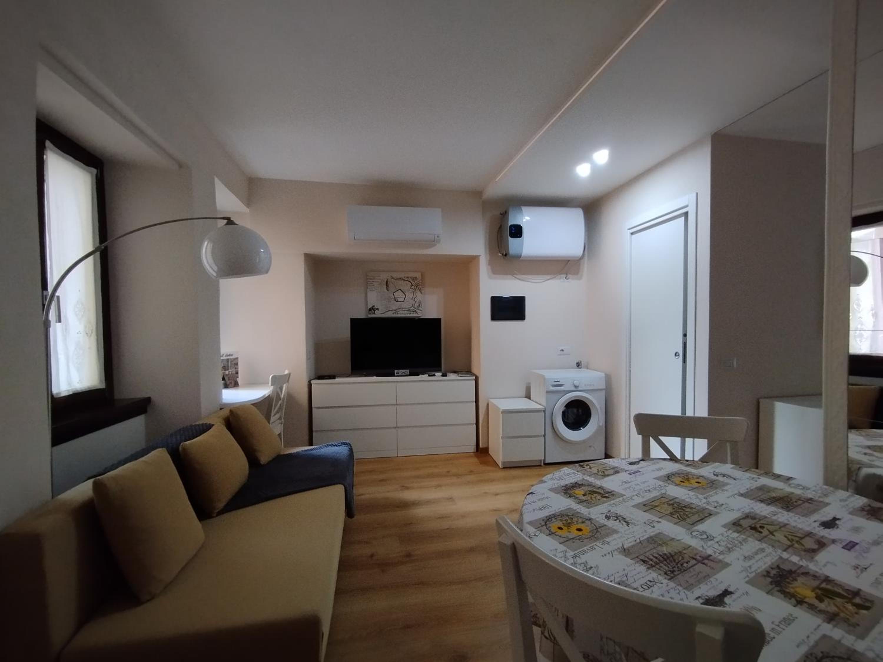 One-Bedroom Apartment photo 1