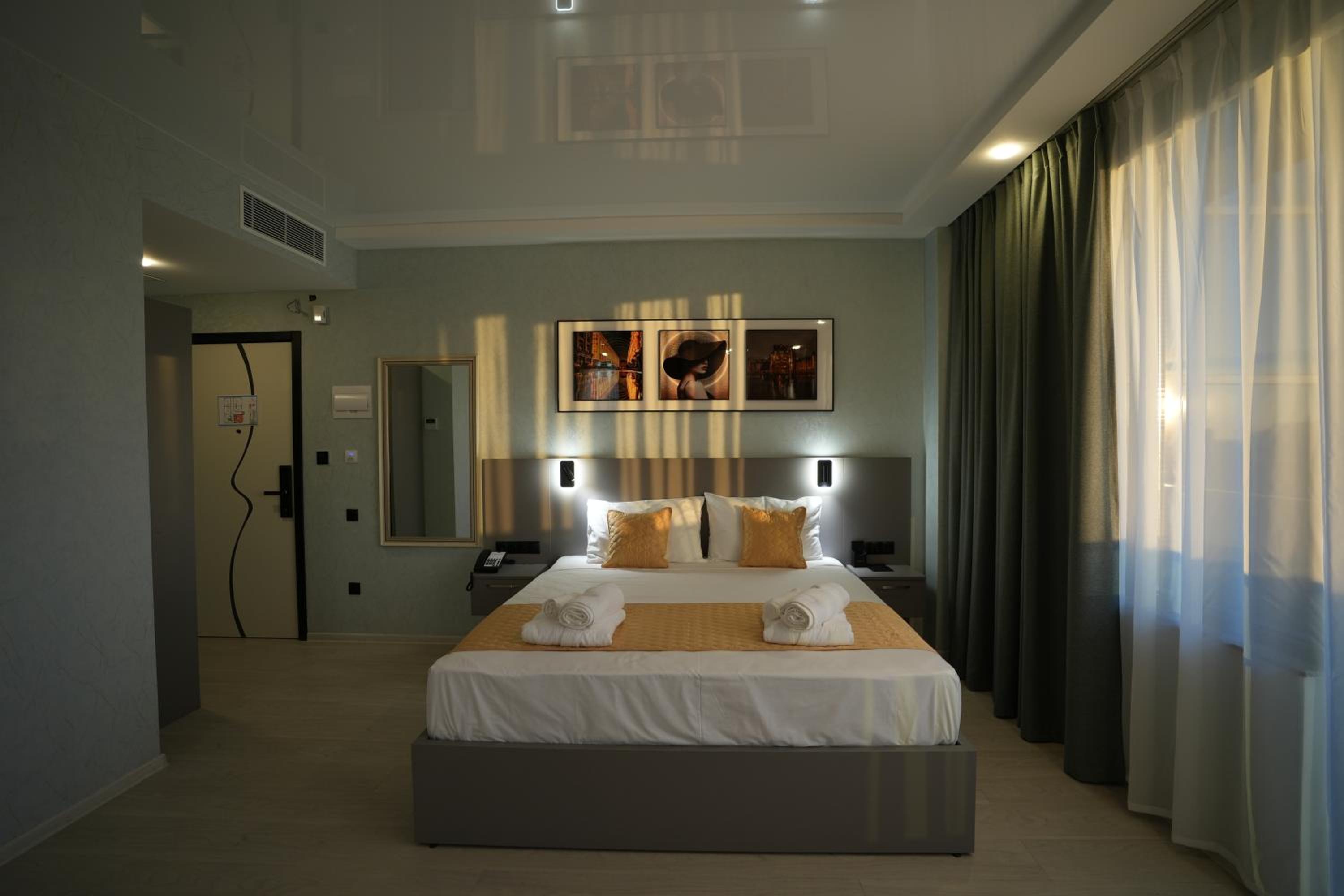 Deluxe Double Room (2 Adults + 1 Child) photo 1