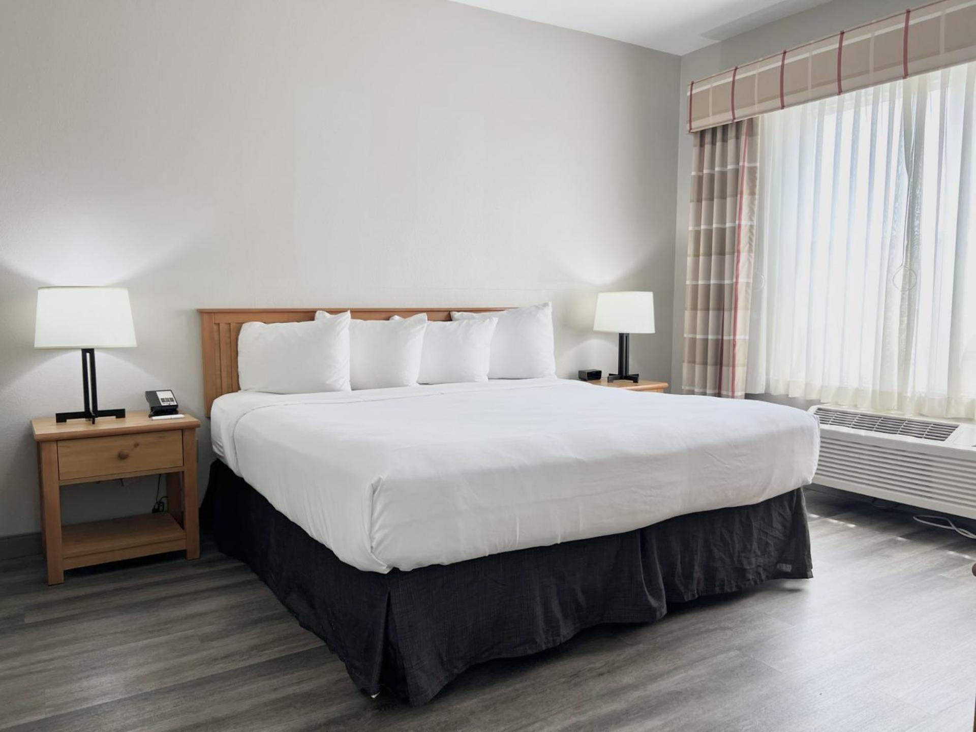 One-Bedroom Premium King Suite - Disability Access/Non-Smoking - Photo 1