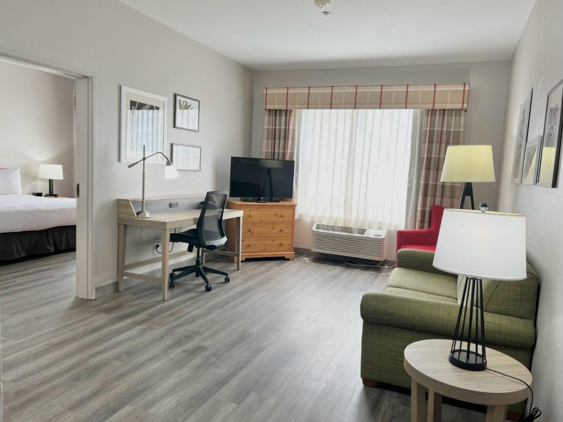 One-Bedroom Premium King Suite - Disability Access/Non-Smoking - Photo 6