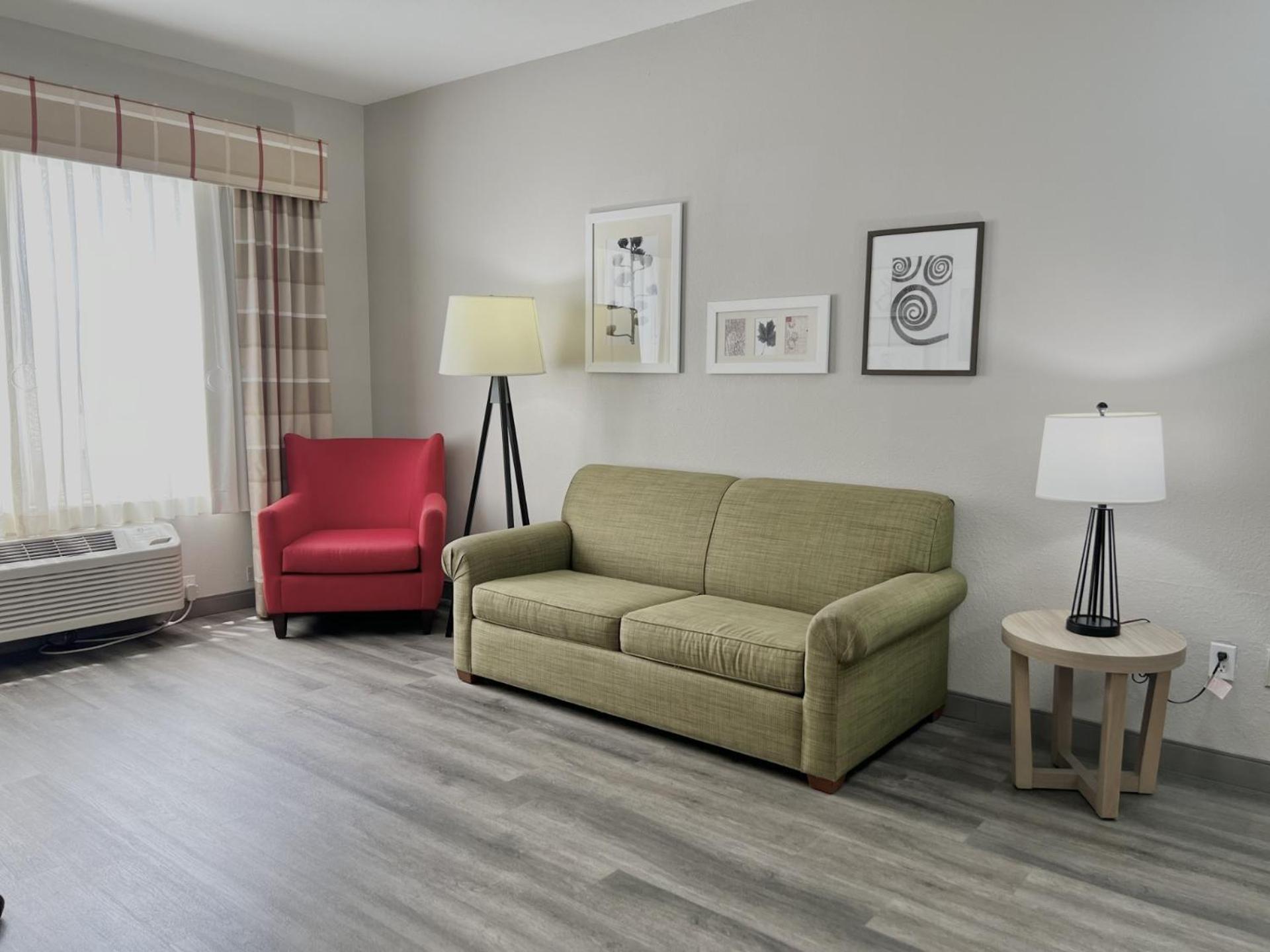 One-Bedroom Premium King Suite - Disability Access/Non-Smoking - Photo 3