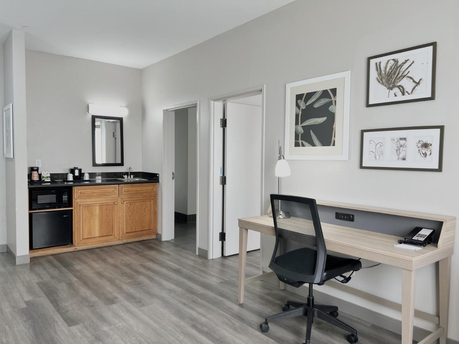 One-Bedroom Premium King Suite - Disability Access/Non-Smoking - Photo 4