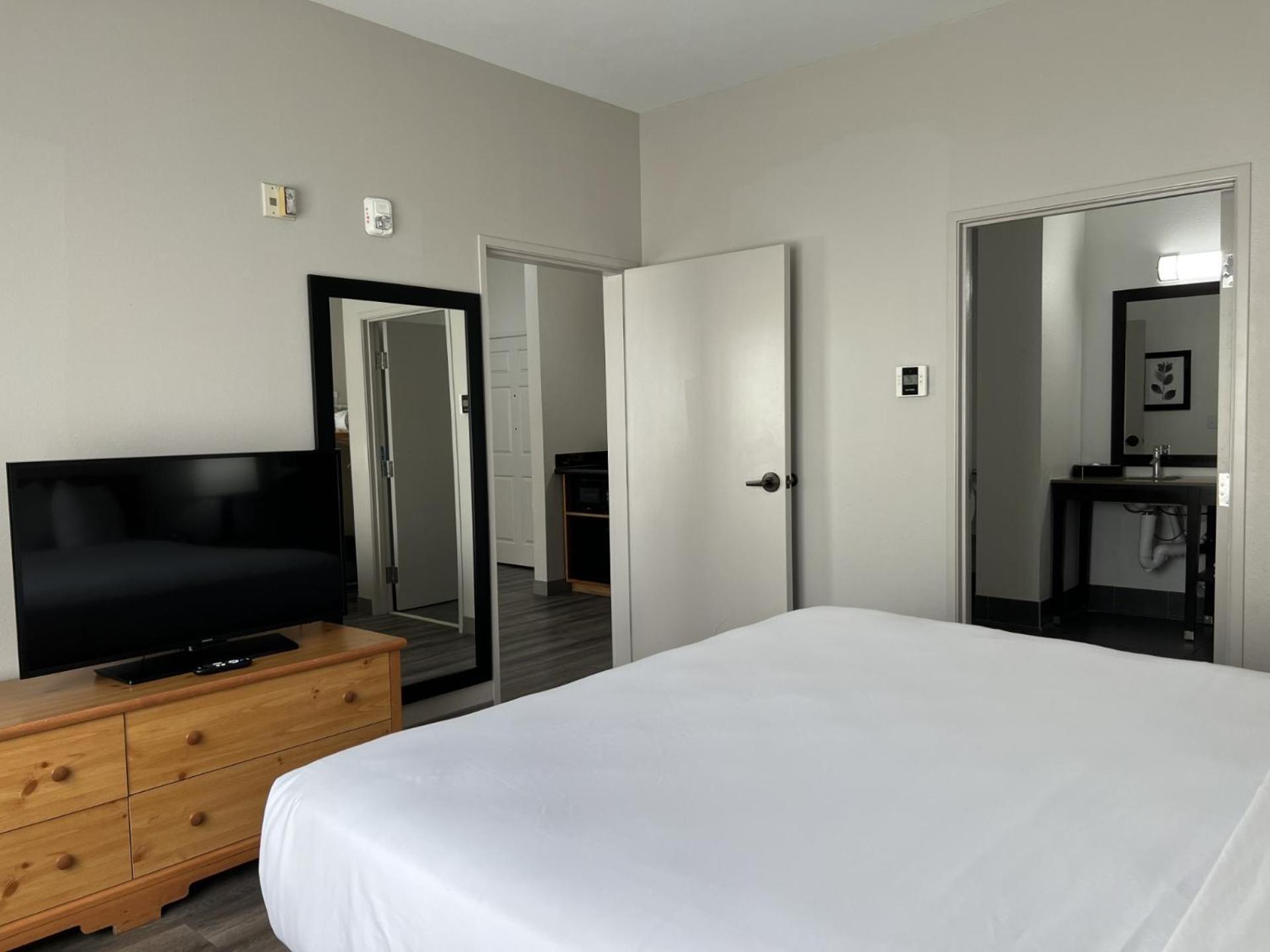 One-Bedroom Premium King Suite - Disability Access/Non-Smoking - Photo 5