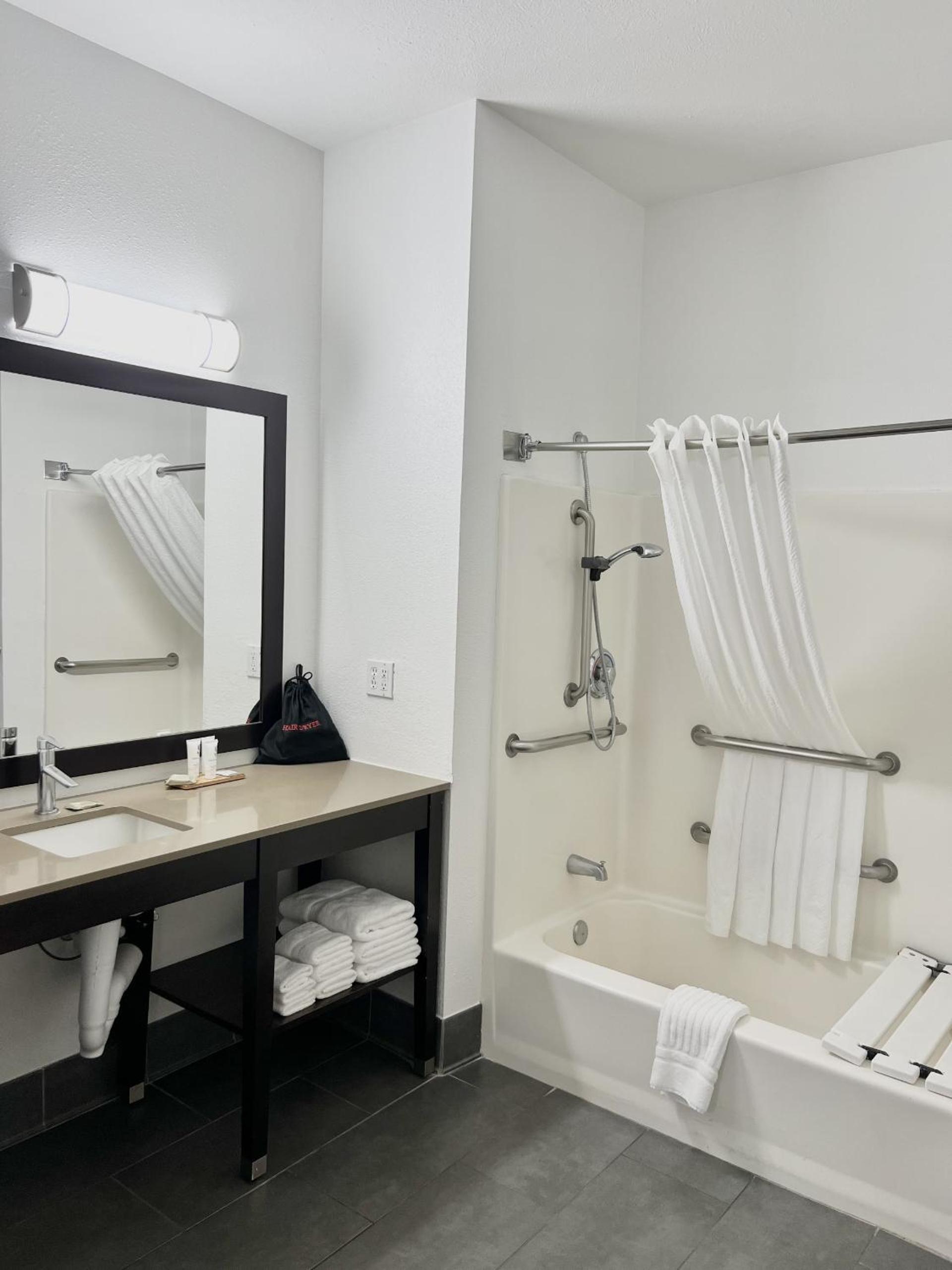 One-Bedroom Premium King Suite - Disability Access/Non-Smoking - Photo 2