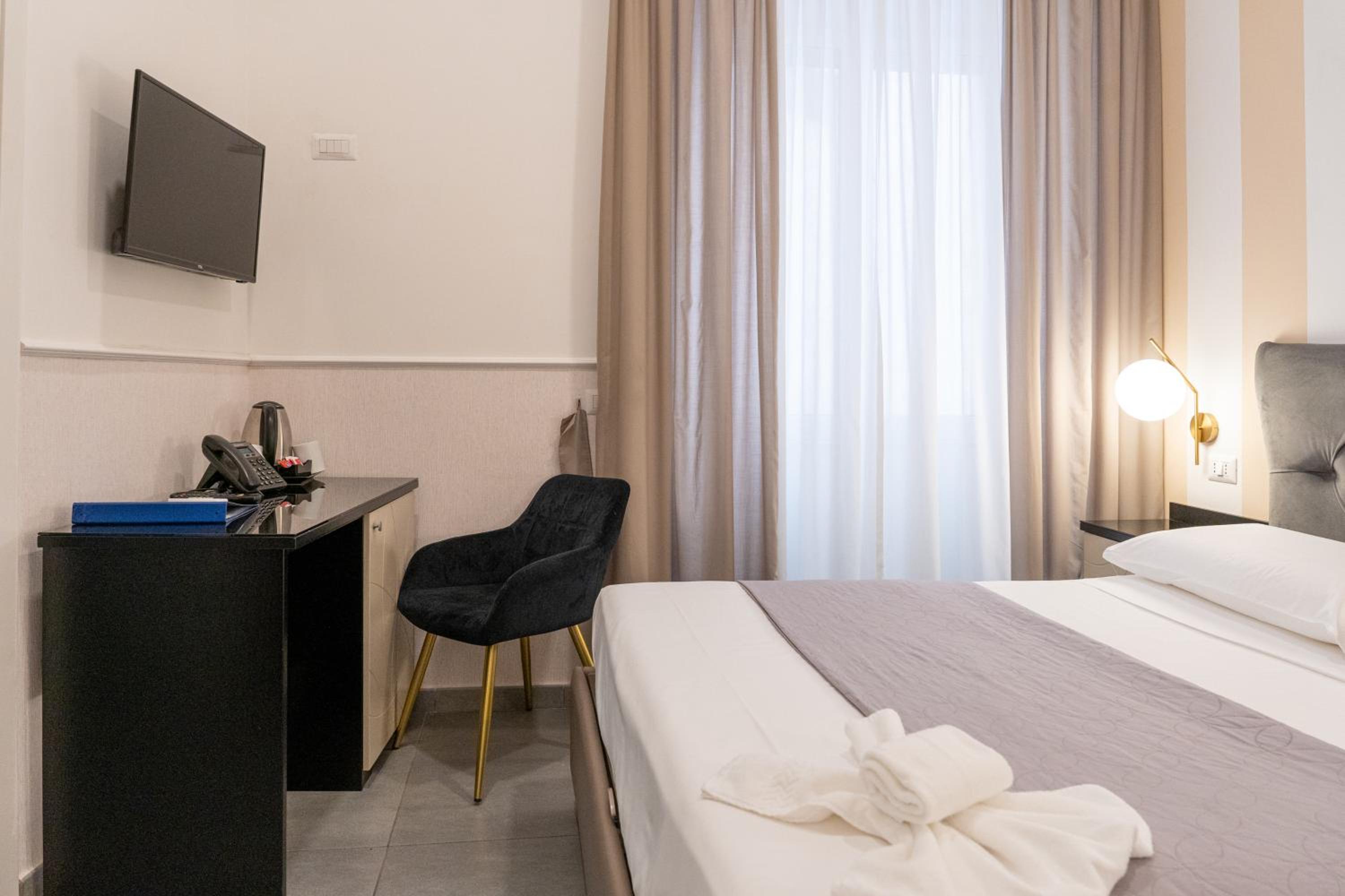 Economy Double Room thumbnail 5