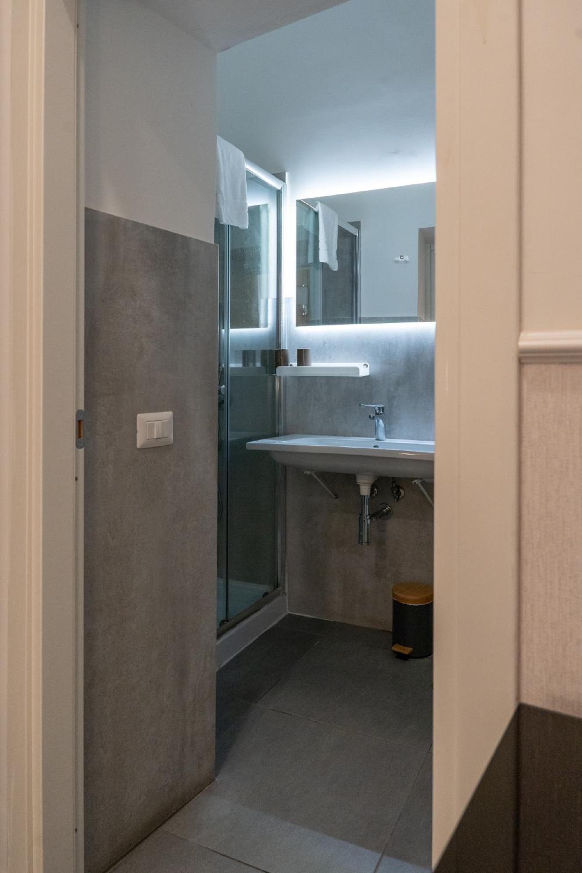 Economy Double Room thumbnail 5