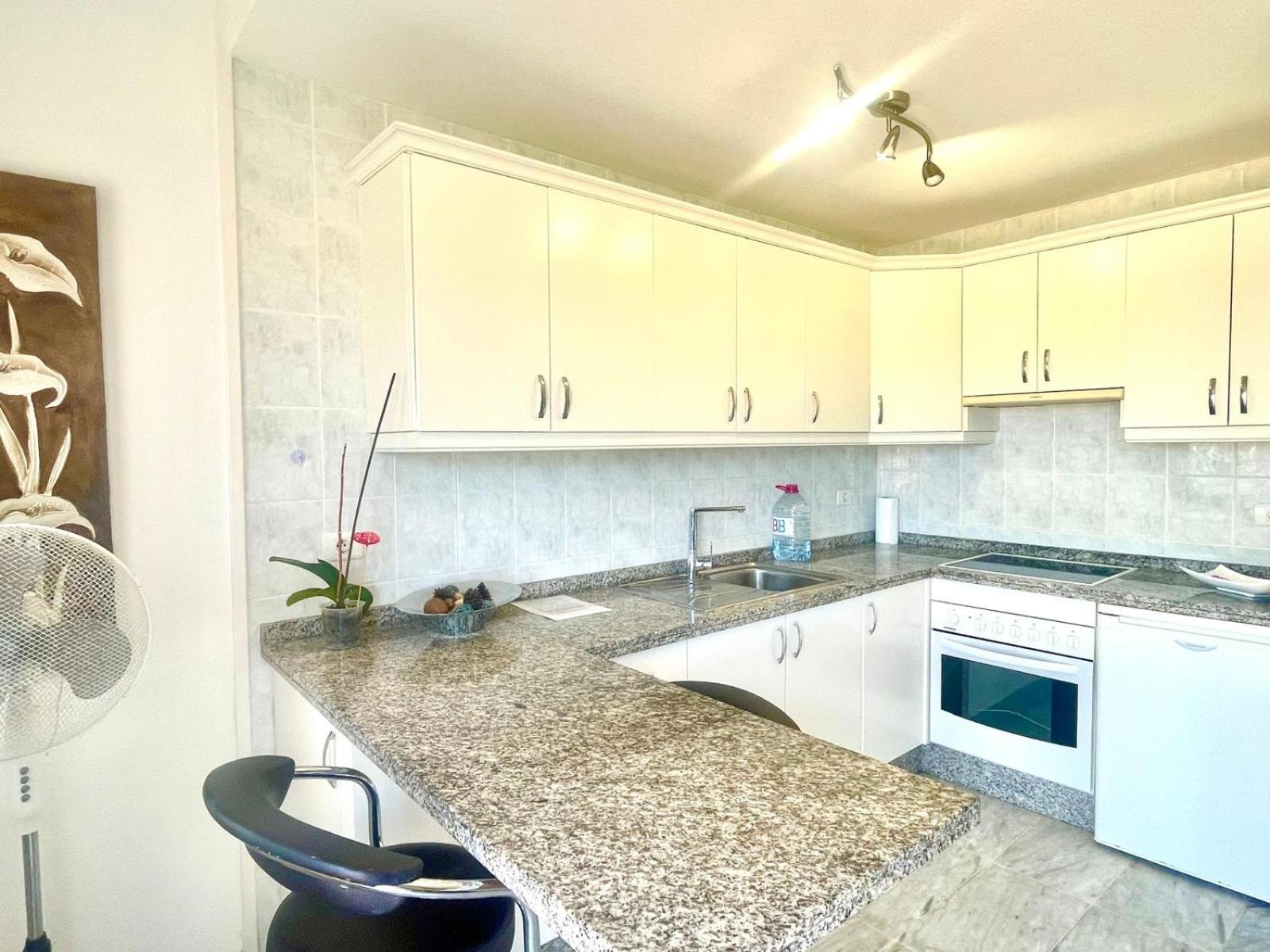 One-Bedroom Apartment with Sea View photo 3