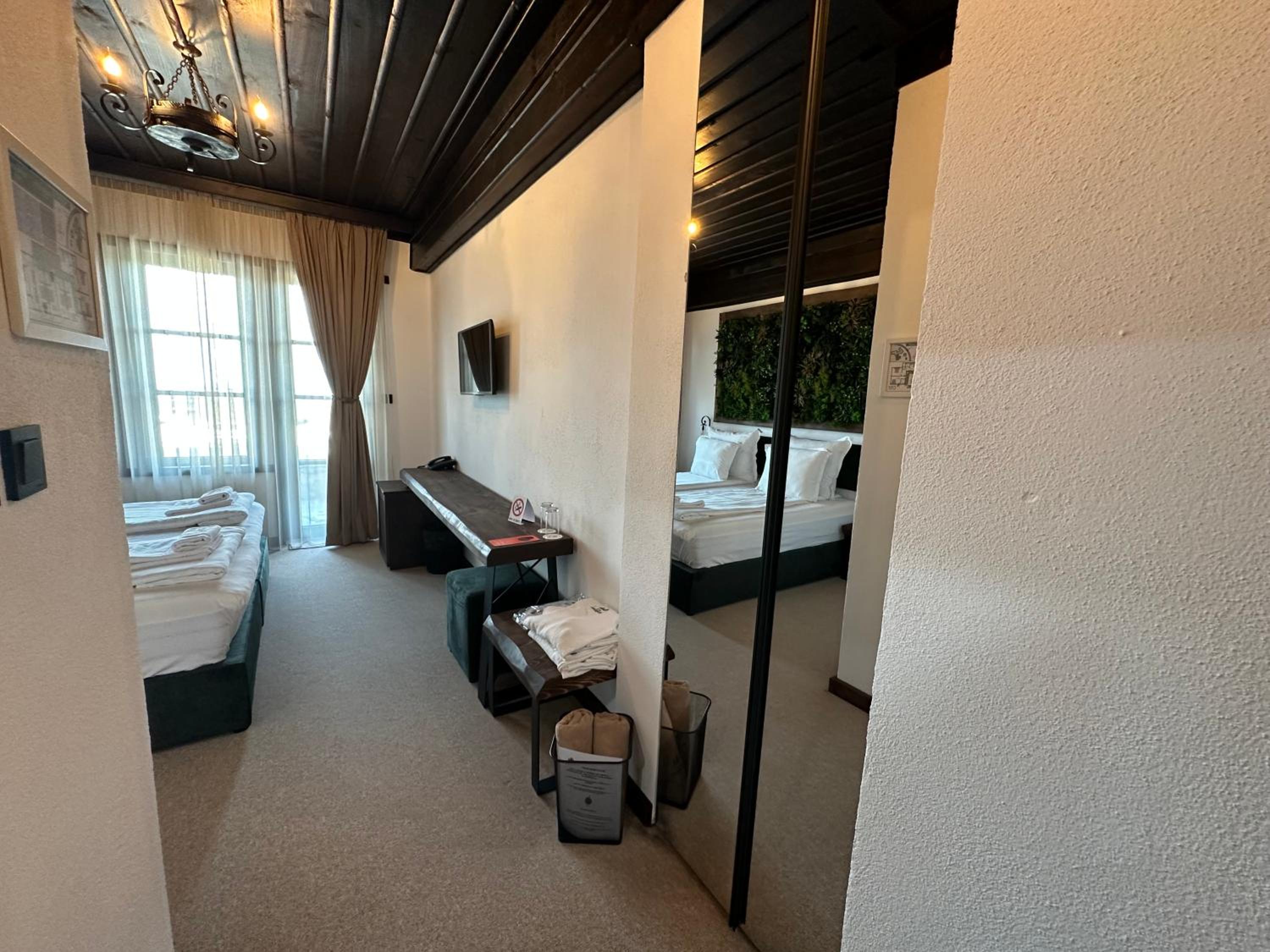 Deluxe Double Room - Photo 11