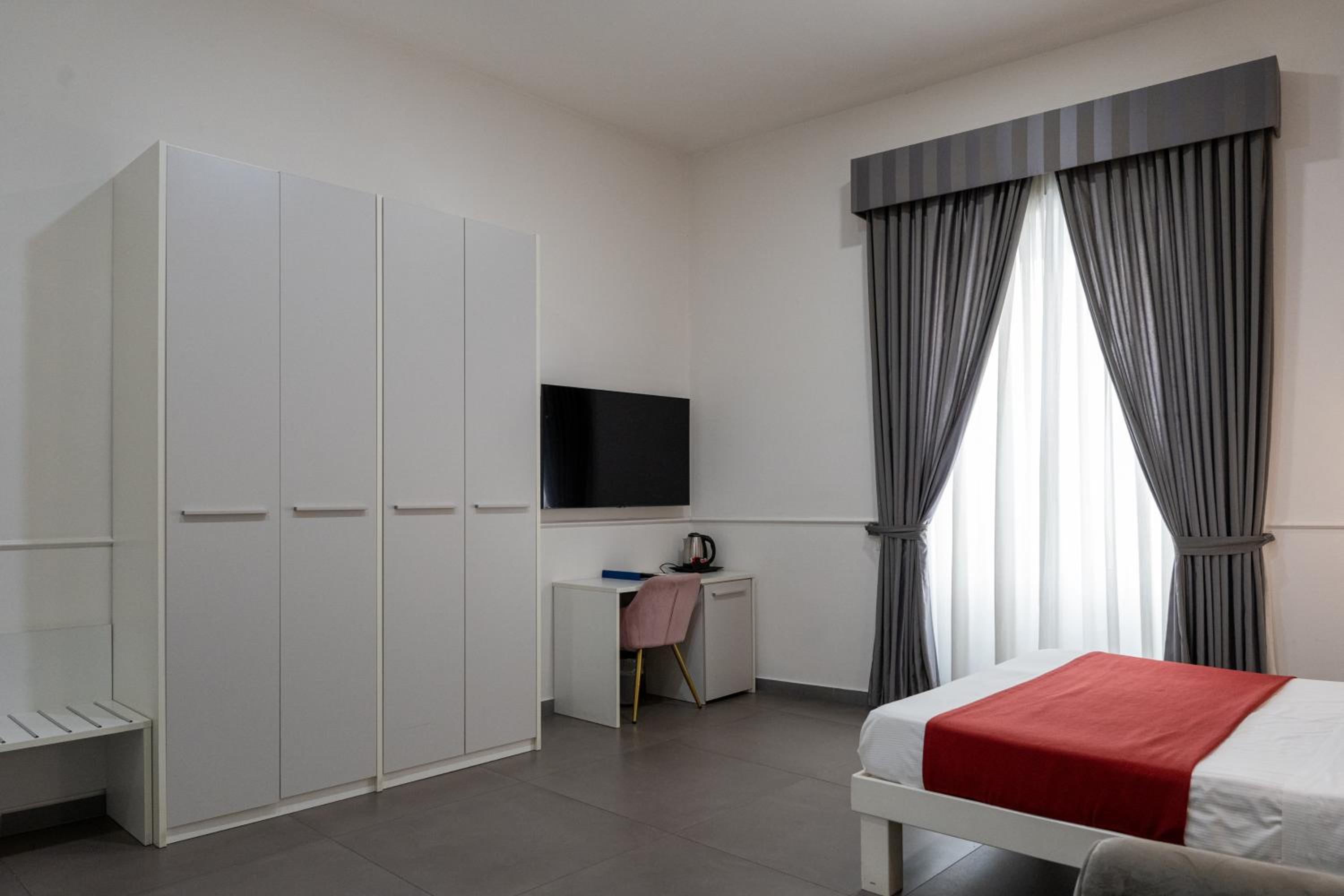 Superior Double Room thumbnail 5