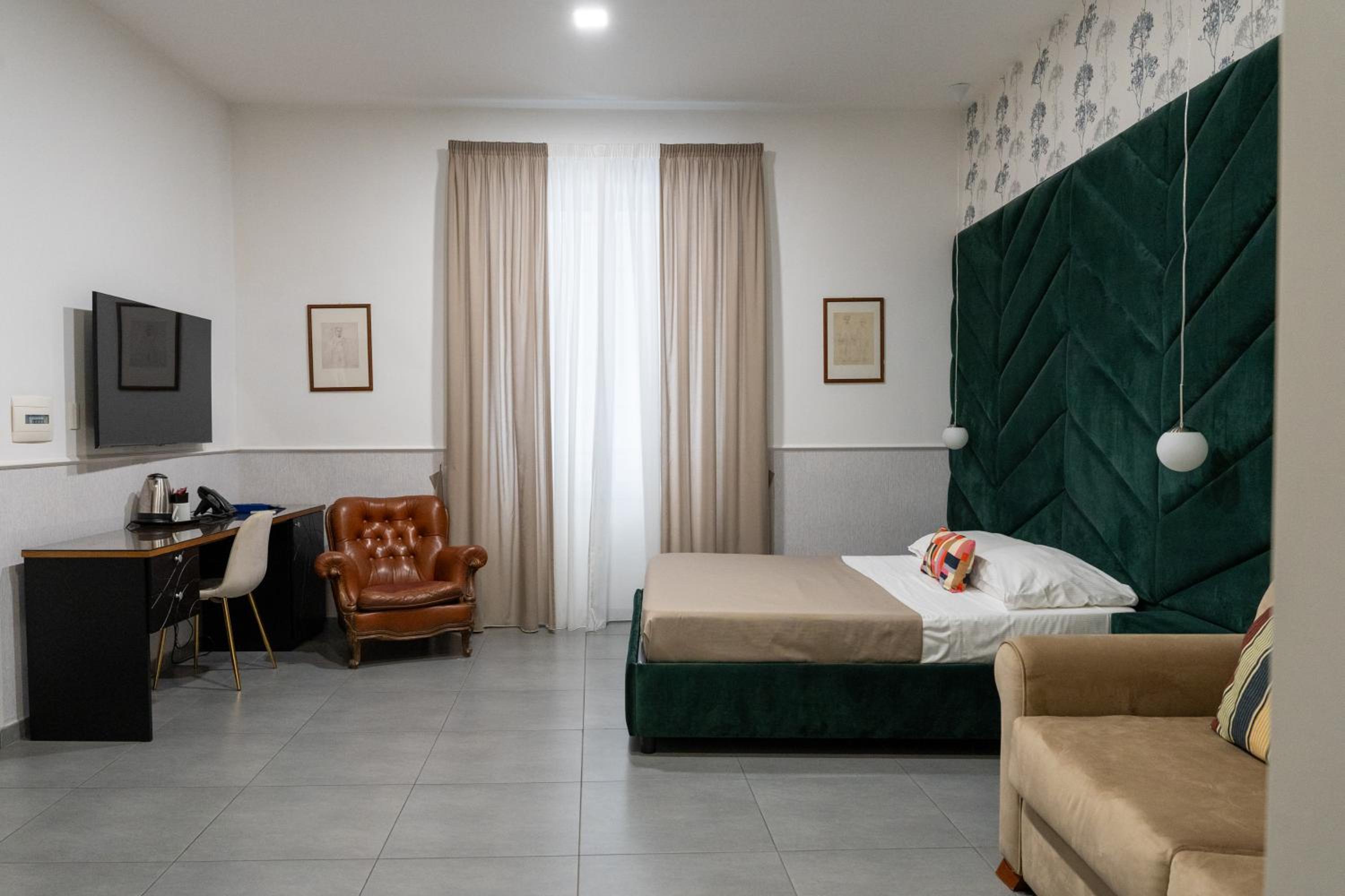 Superior Double Room thumbnail 6