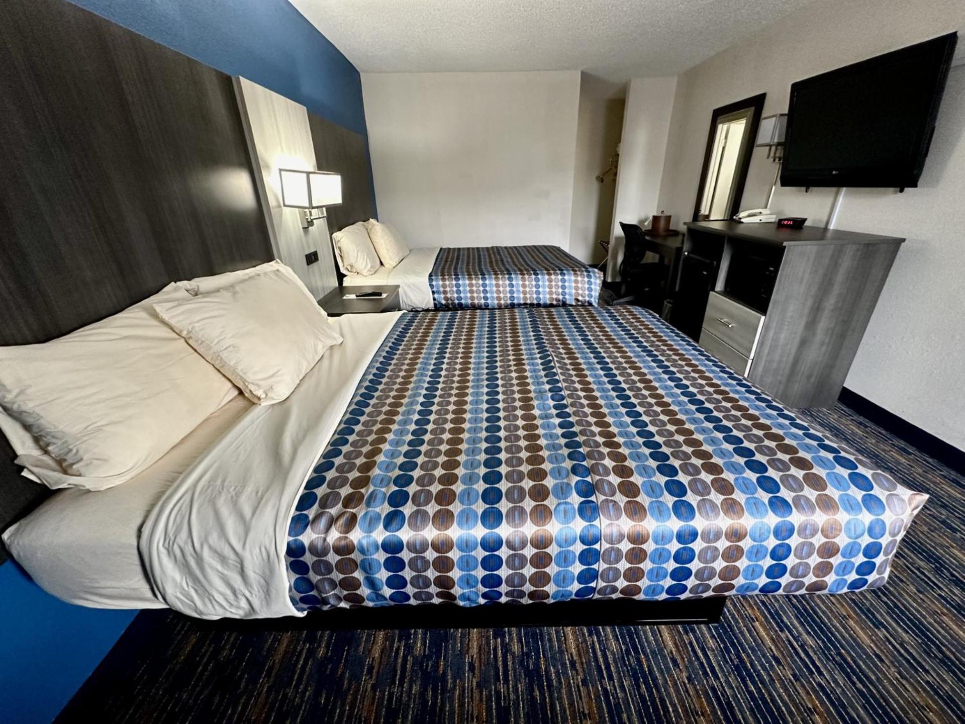 Queen Room with Two Queen Beds - Smoking - Photo 3
