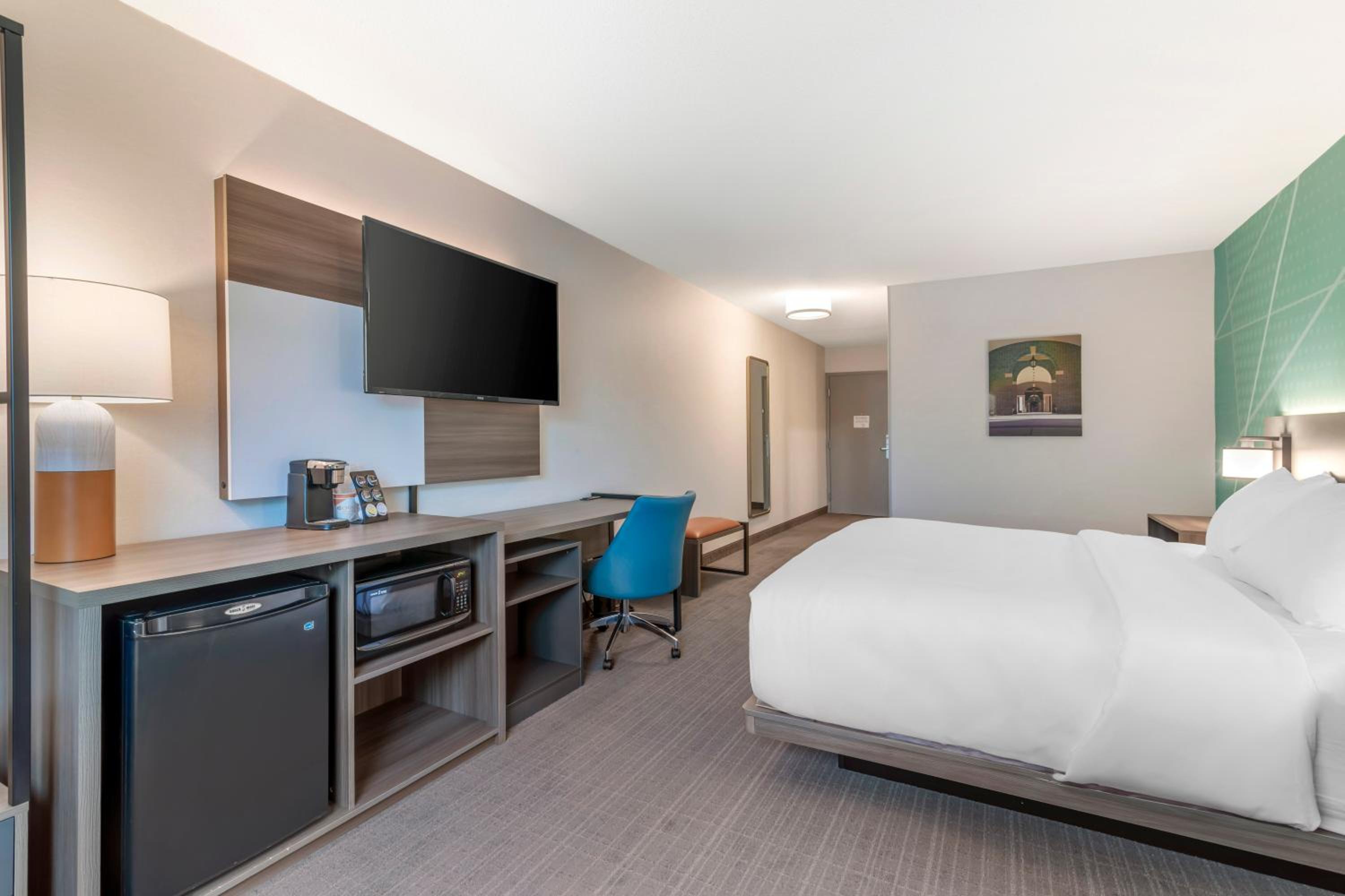 King Room - Accessible/Non Smoking - Photo 5