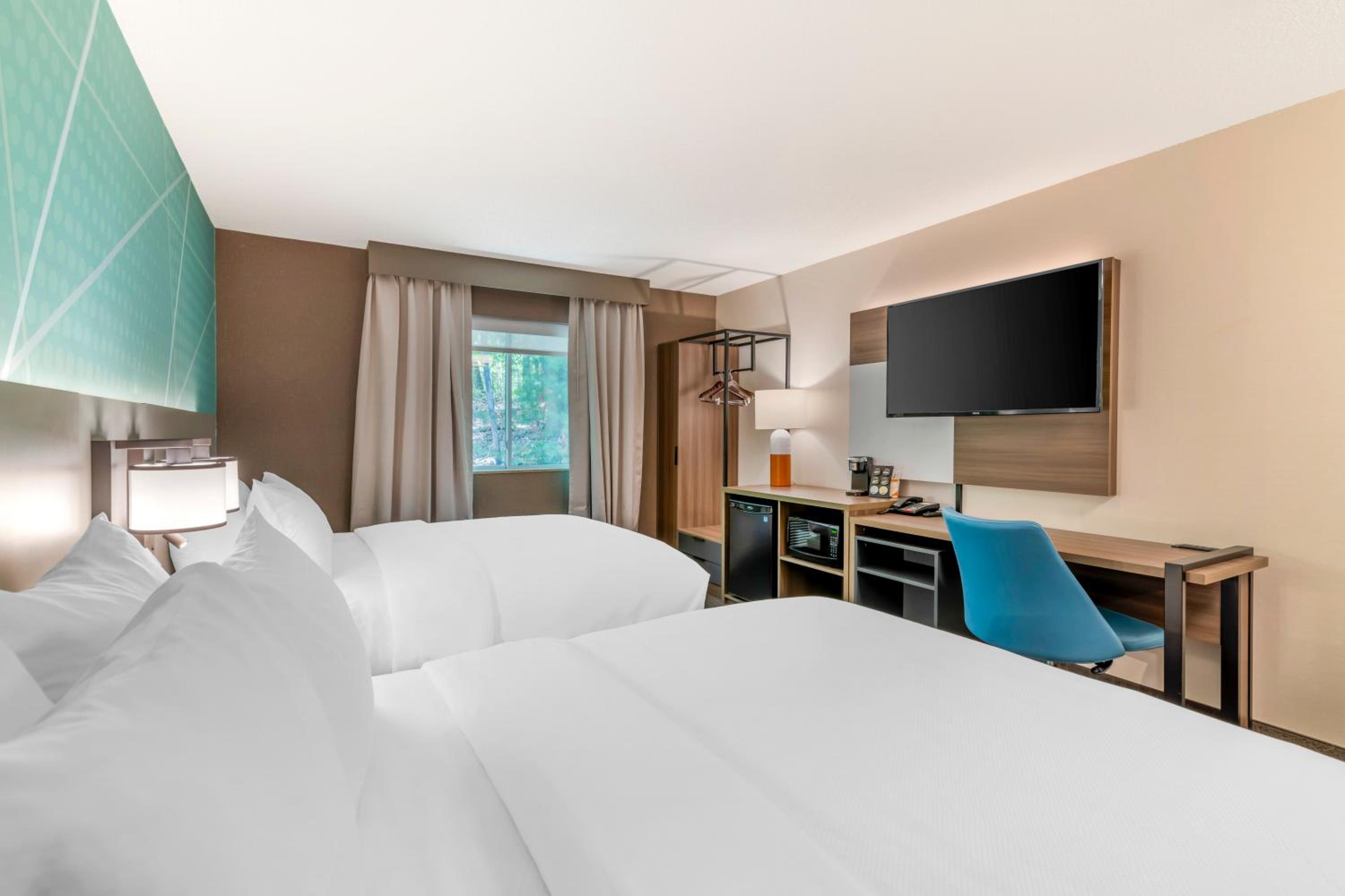 Queen Room with Two Queen Beds - Non Smoking - Photo 2