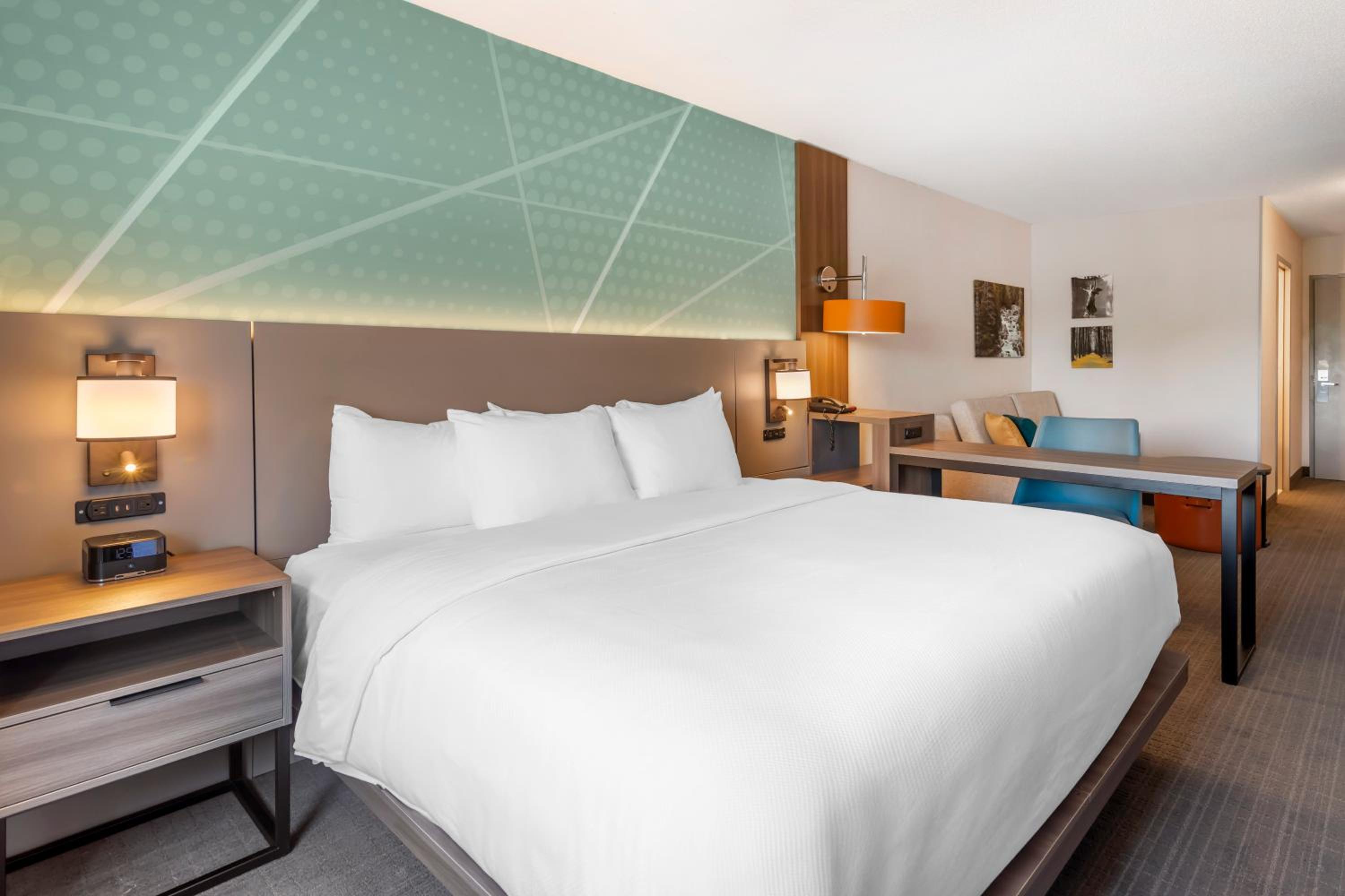 King Suite with Sofa Bed - Non Smoking - Photo 2