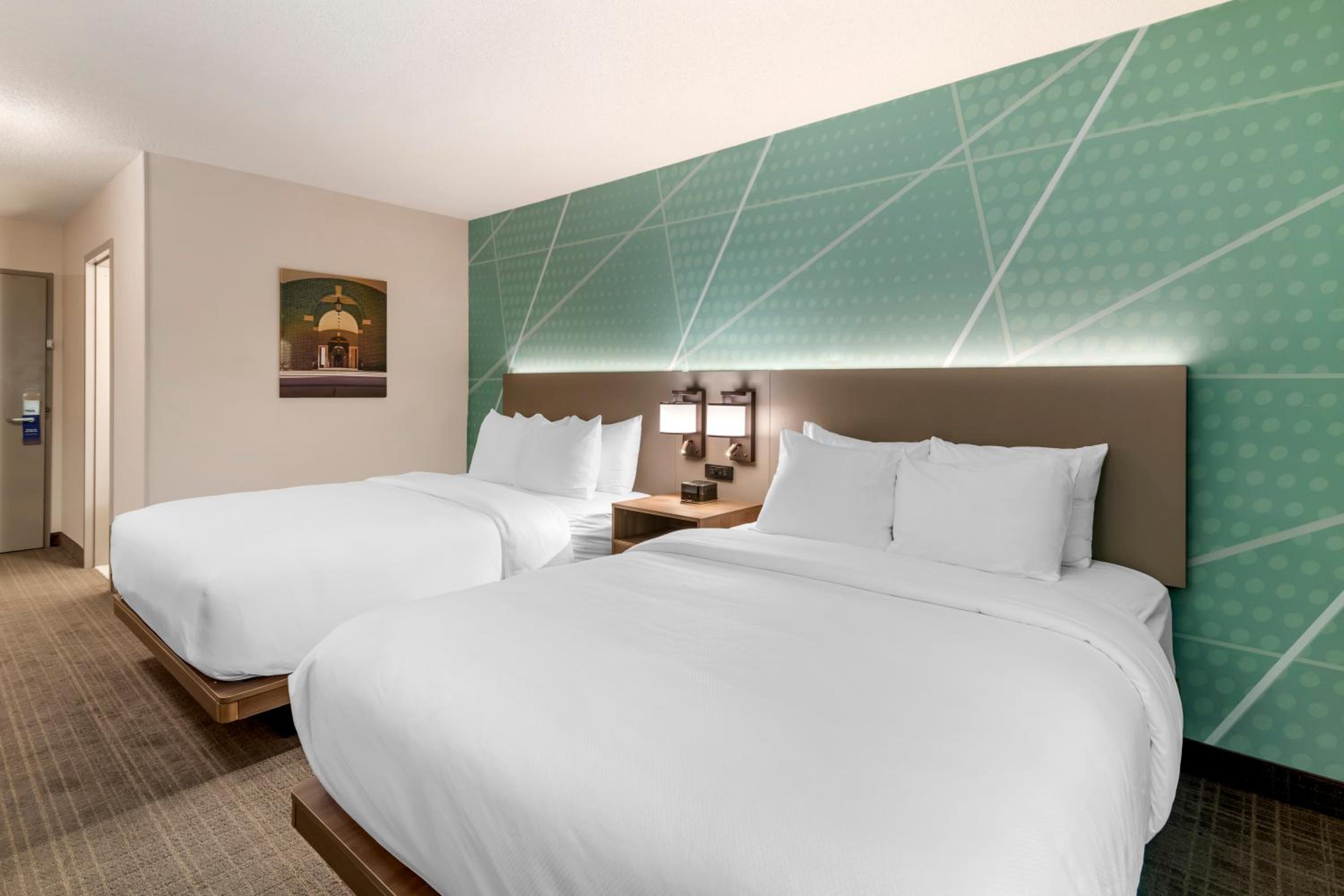 Queen Room with Two Queen Beds - Non Smoking - Photo 7