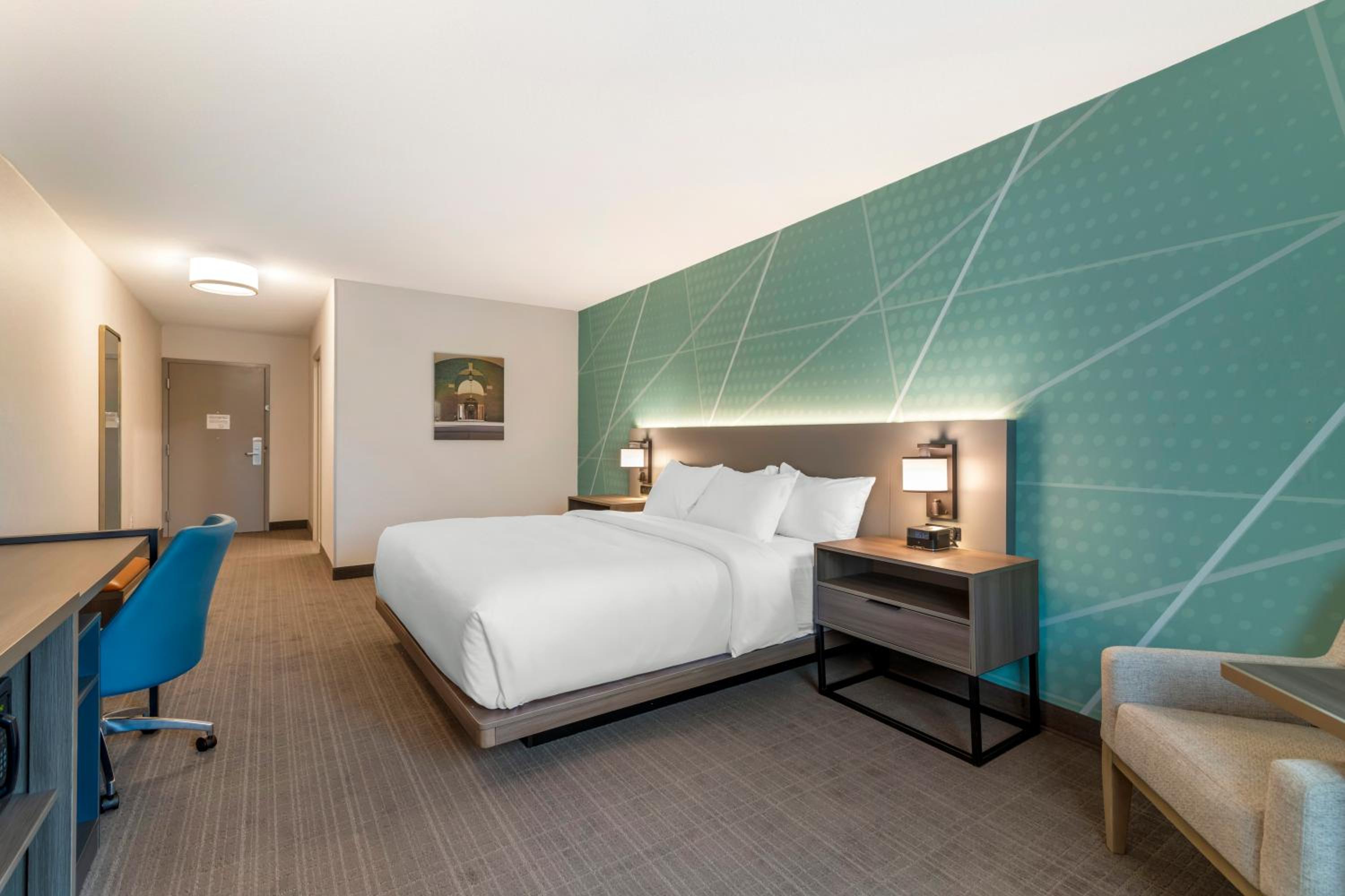 King Room - Accessible/Non Smoking - Photo 6