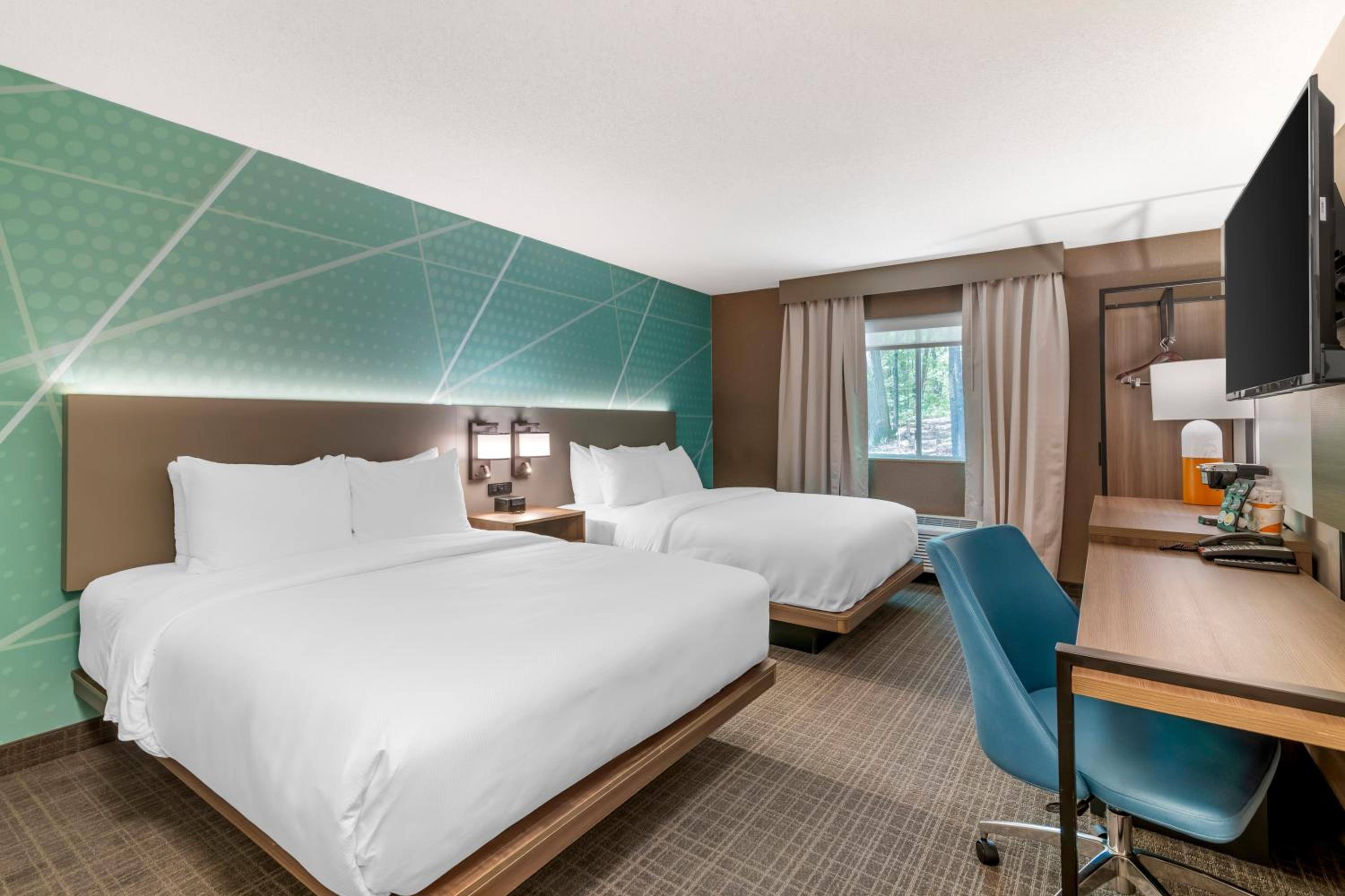 Queen Room with Two Queen Beds - Non Smoking - Photo 3