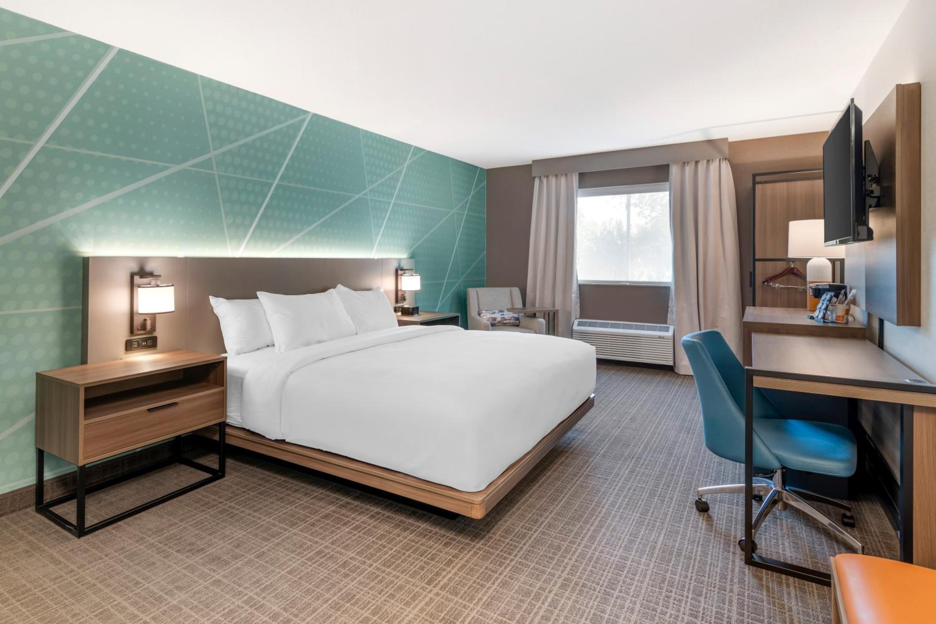 King Room - Accessible/Non Smoking - Photo 2
