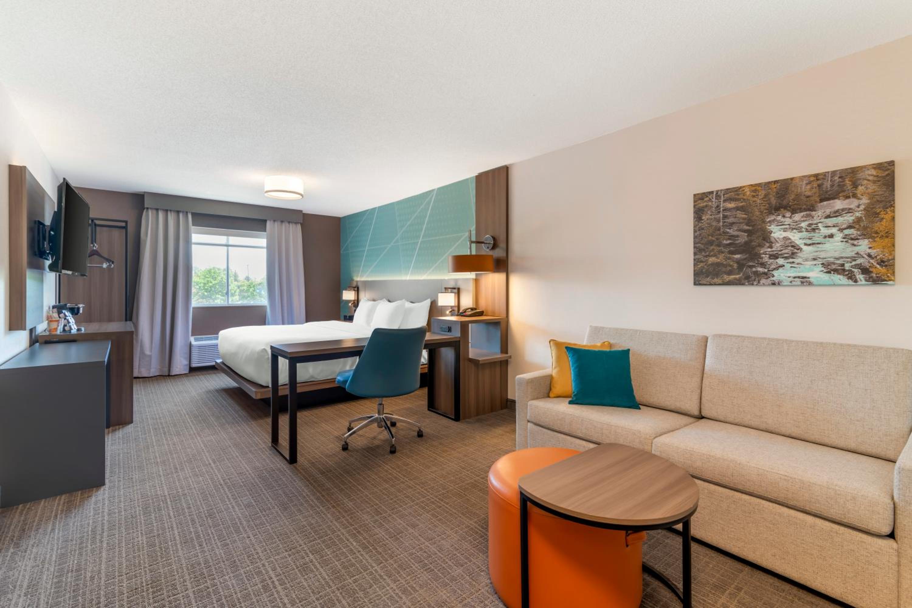 King Suite with Sofa Bed - Non Smoking - Photo 3