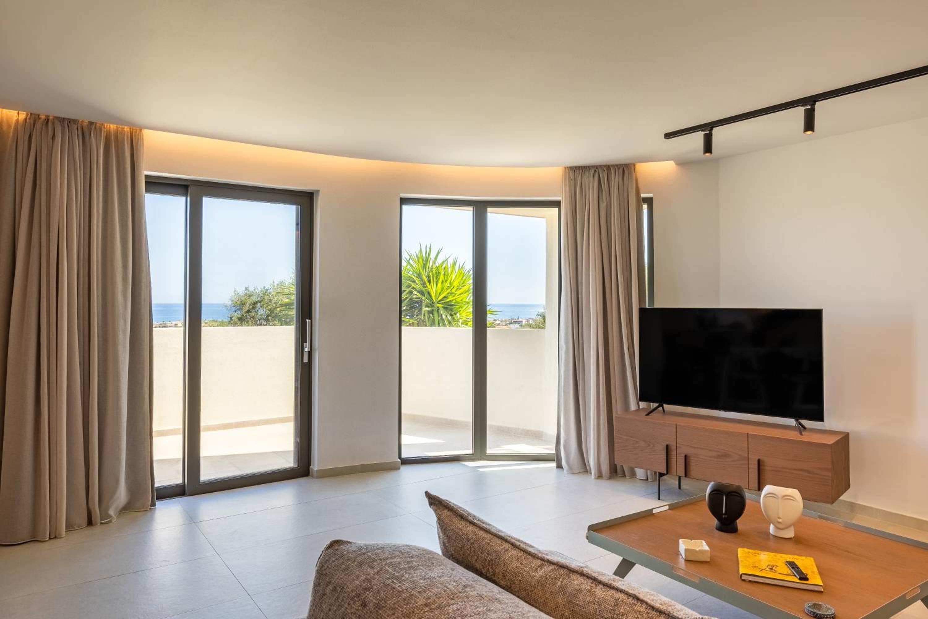 Three-Bedroom Villa photo 2