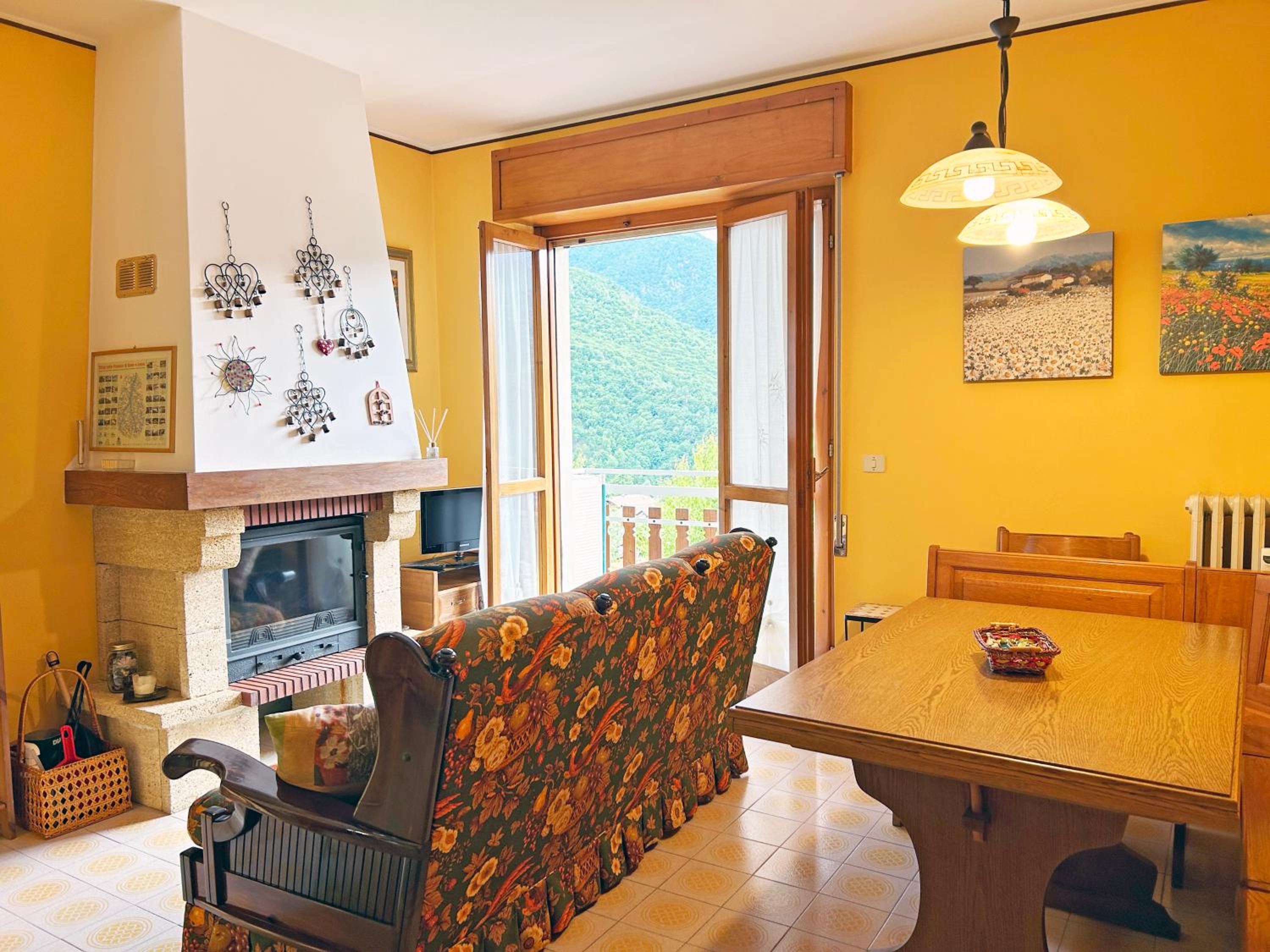 One-Bedroom Apartment With Balcony And Mountain View   photo 1