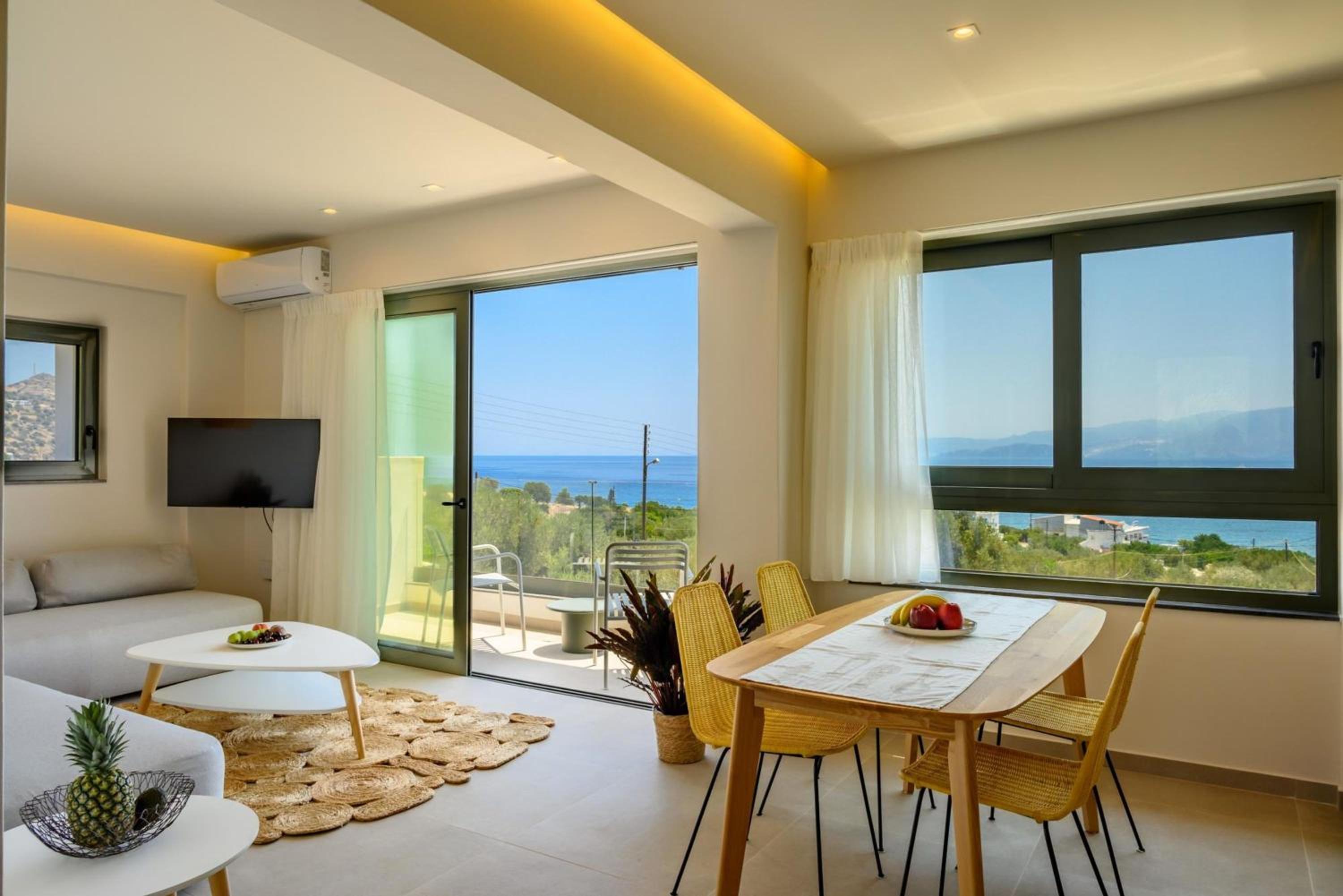 Crown Suite w Shared Pool photo 1
