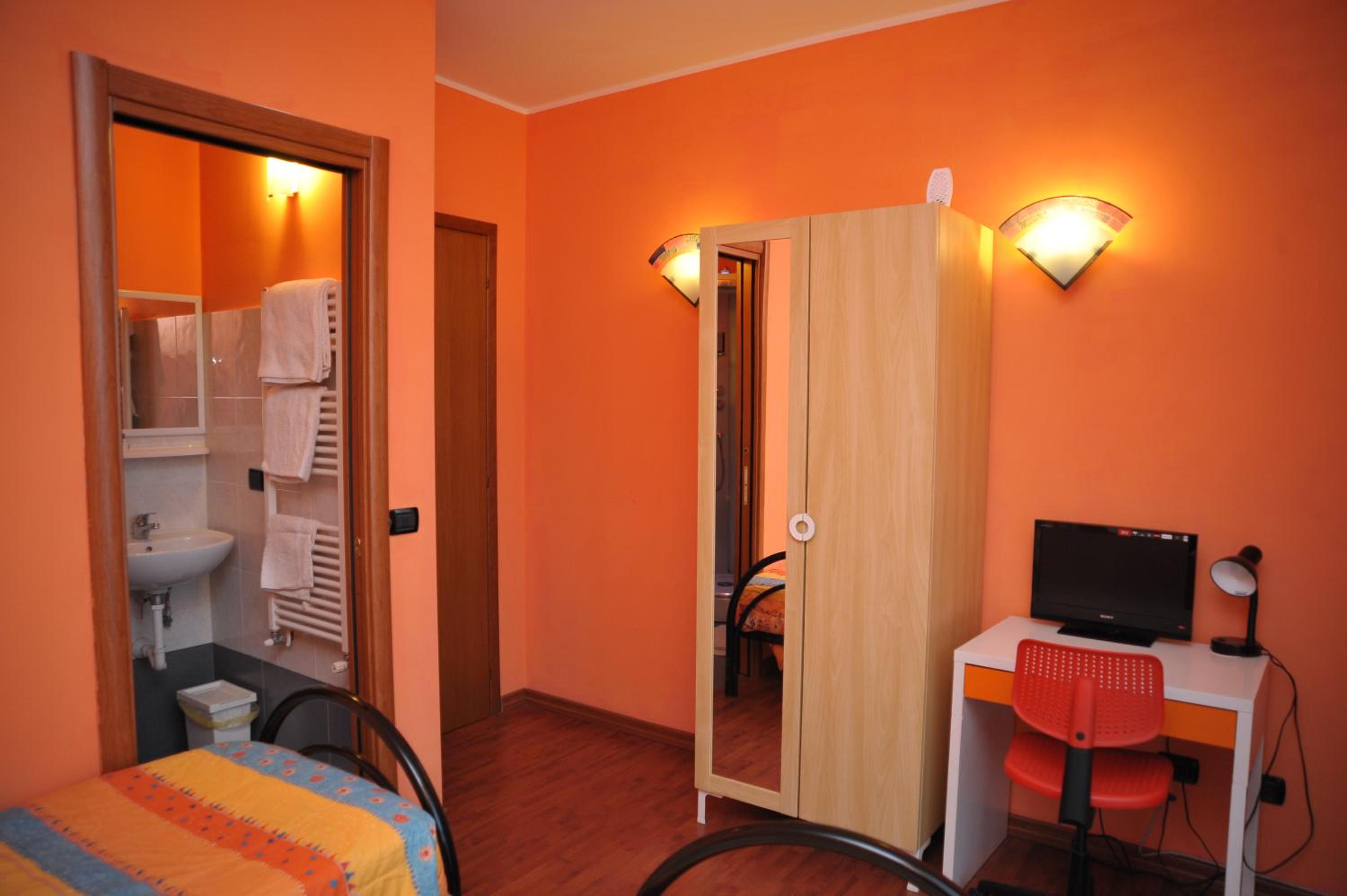 Twin Room with Private Bathroom photo 2