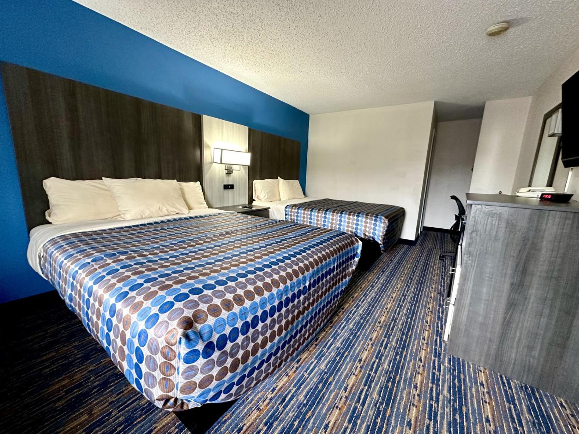 Queen Room with Two Queen Beds - Smoking - Photo 1