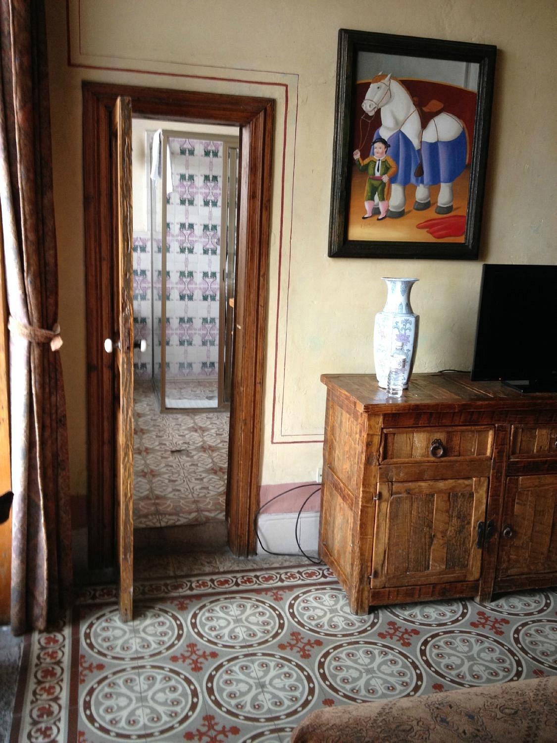 King Suite with Balcony - Photo 2