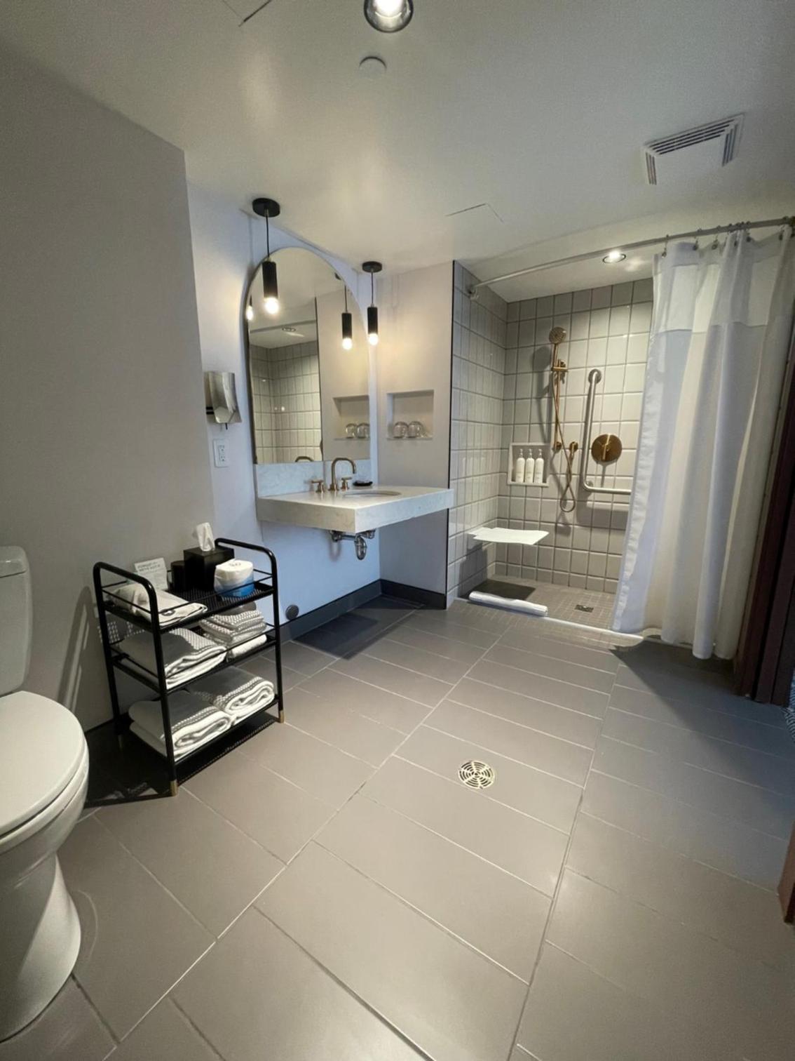 One-Bedroom Suite with Roll In Shower - Mobility Accessible - Photo 7