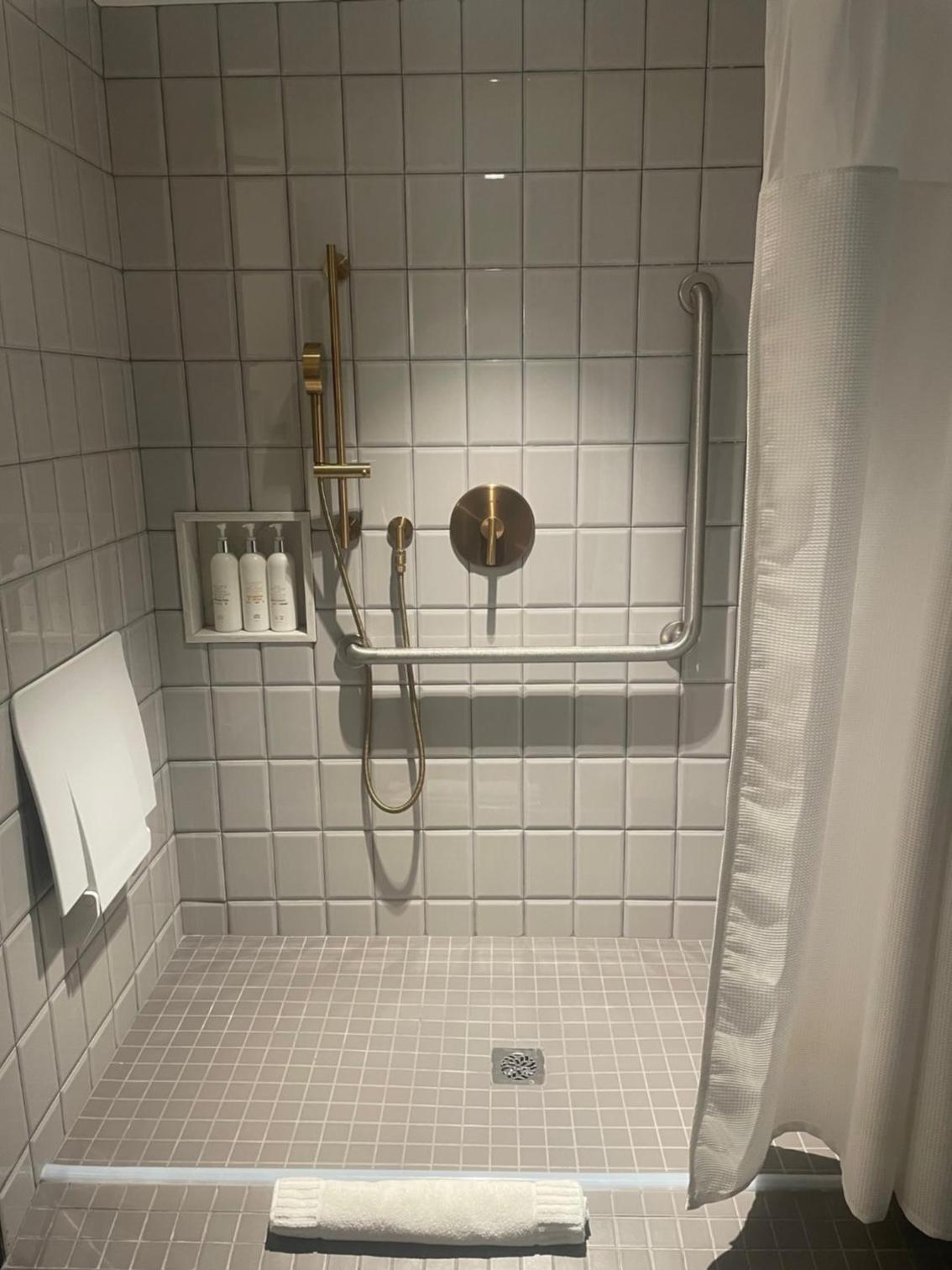 One-Bedroom Suite with Roll In Shower - Mobility Accessible - Photo 5