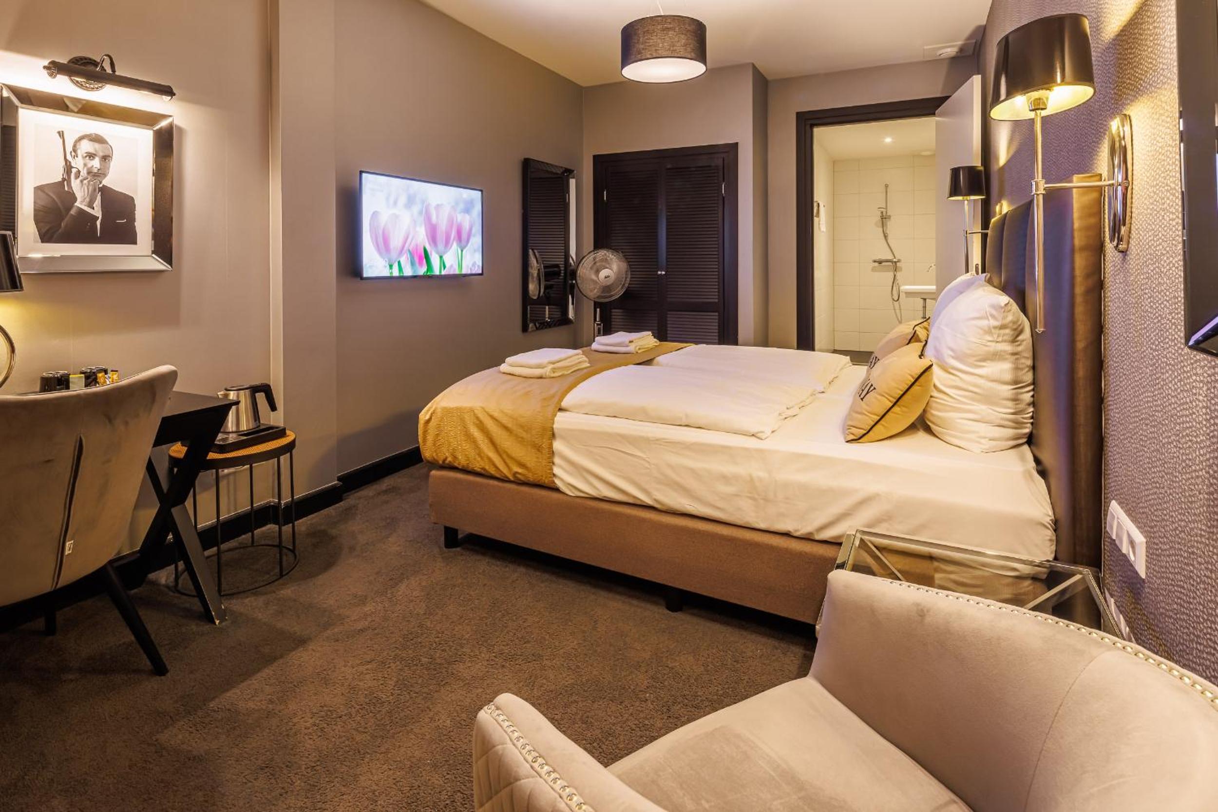 Inside Deluxe Room (without daylight) photo 2