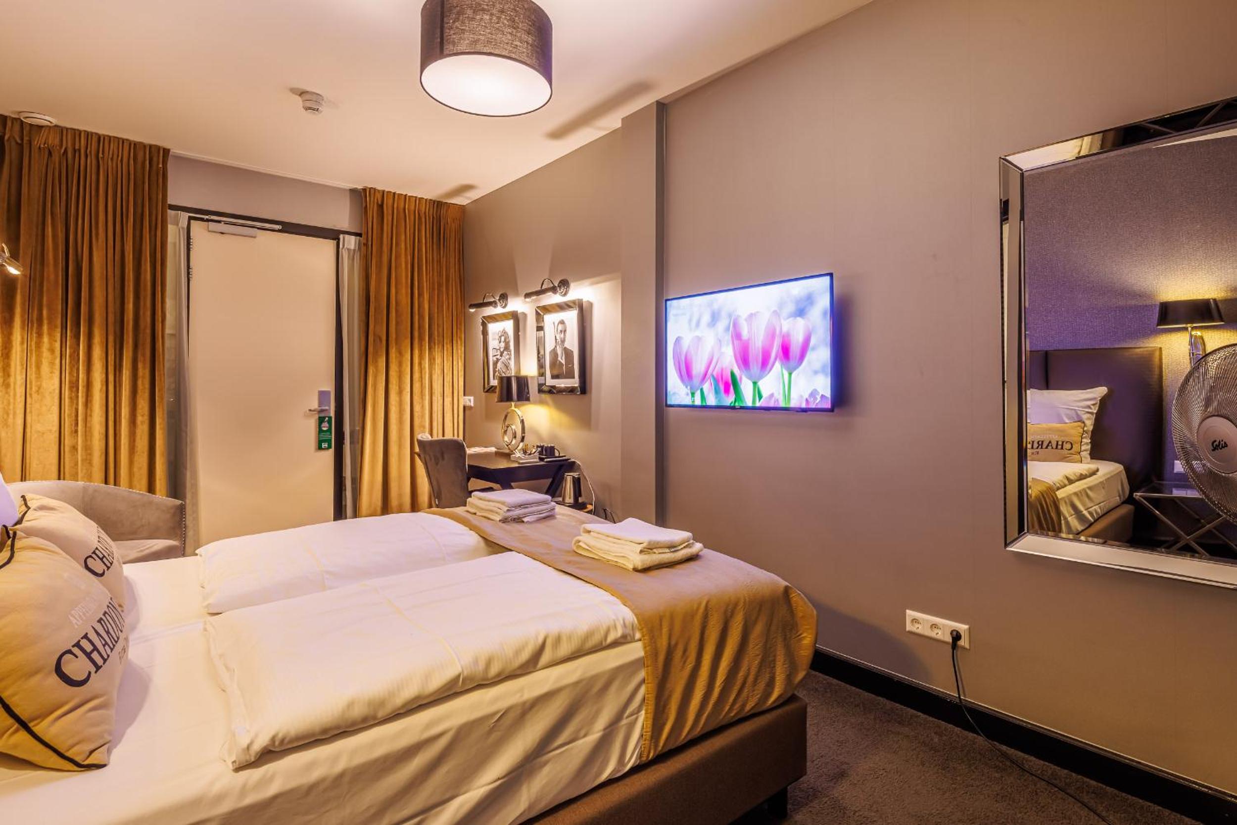 Inside Deluxe Room (without daylight) photo 3