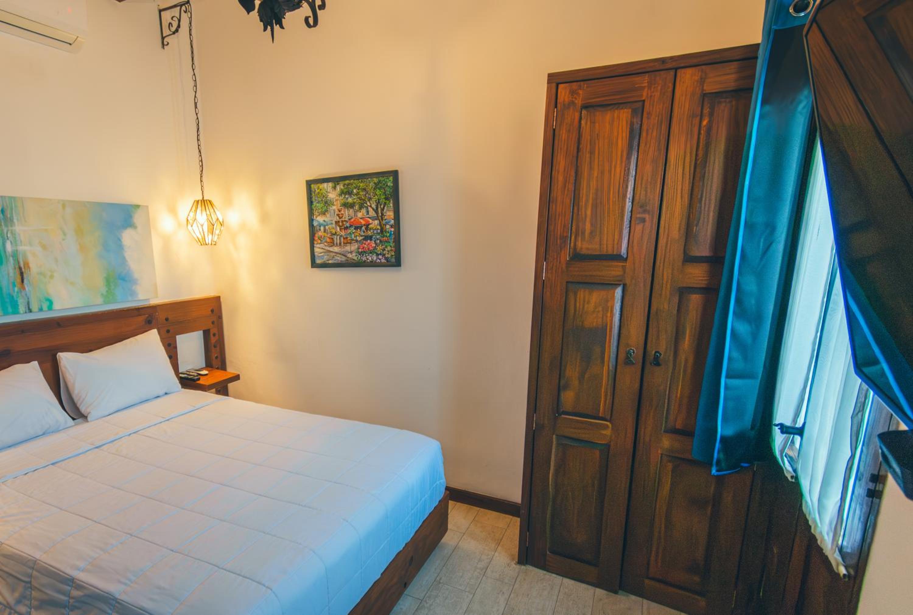 Executive Suite - Photo 5