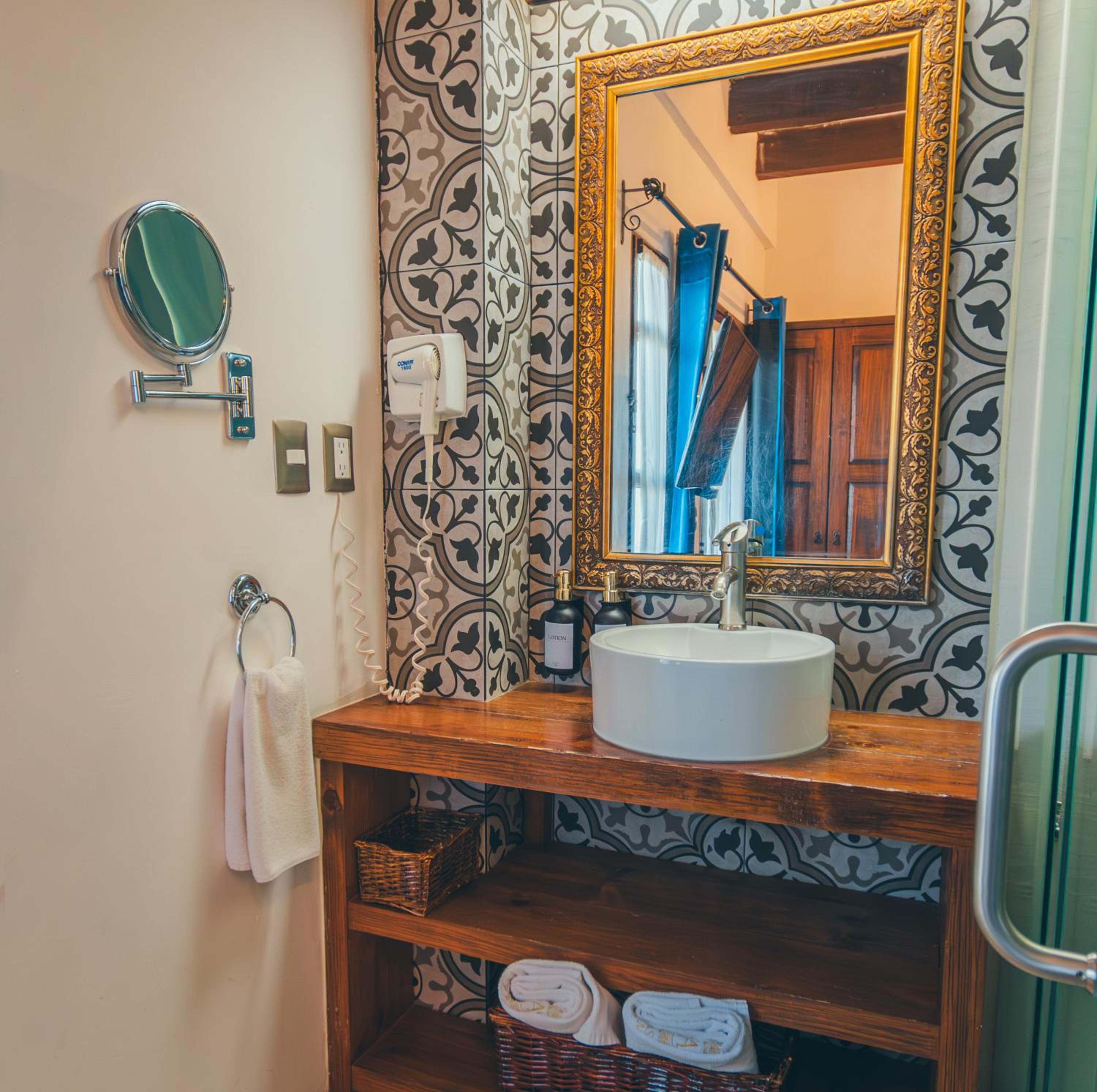 Executive Suite - Photo 4