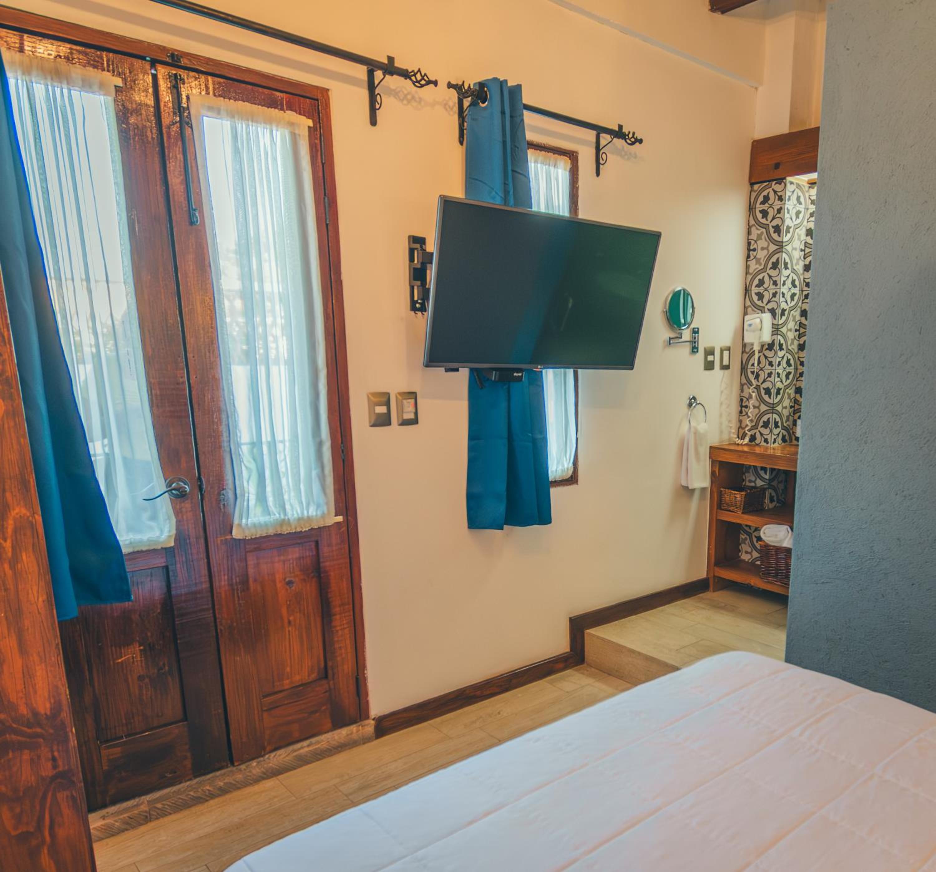 Executive Suite - Photo 2