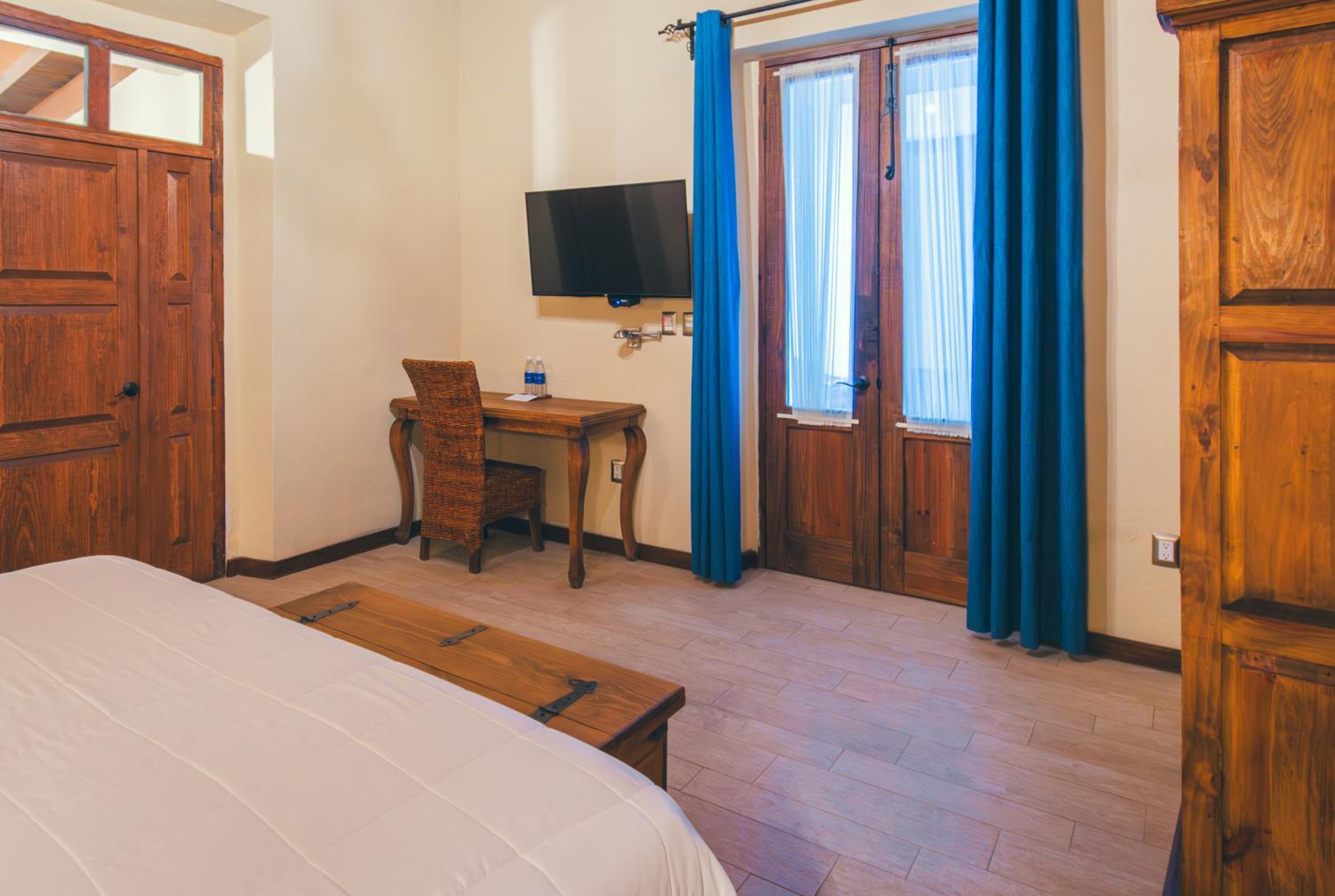 Deluxe King Room - Photo 8