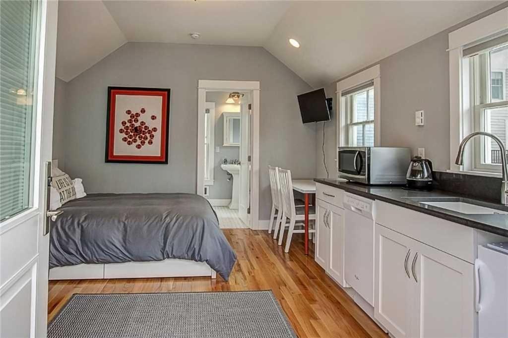 One-Bedroom House photo 1